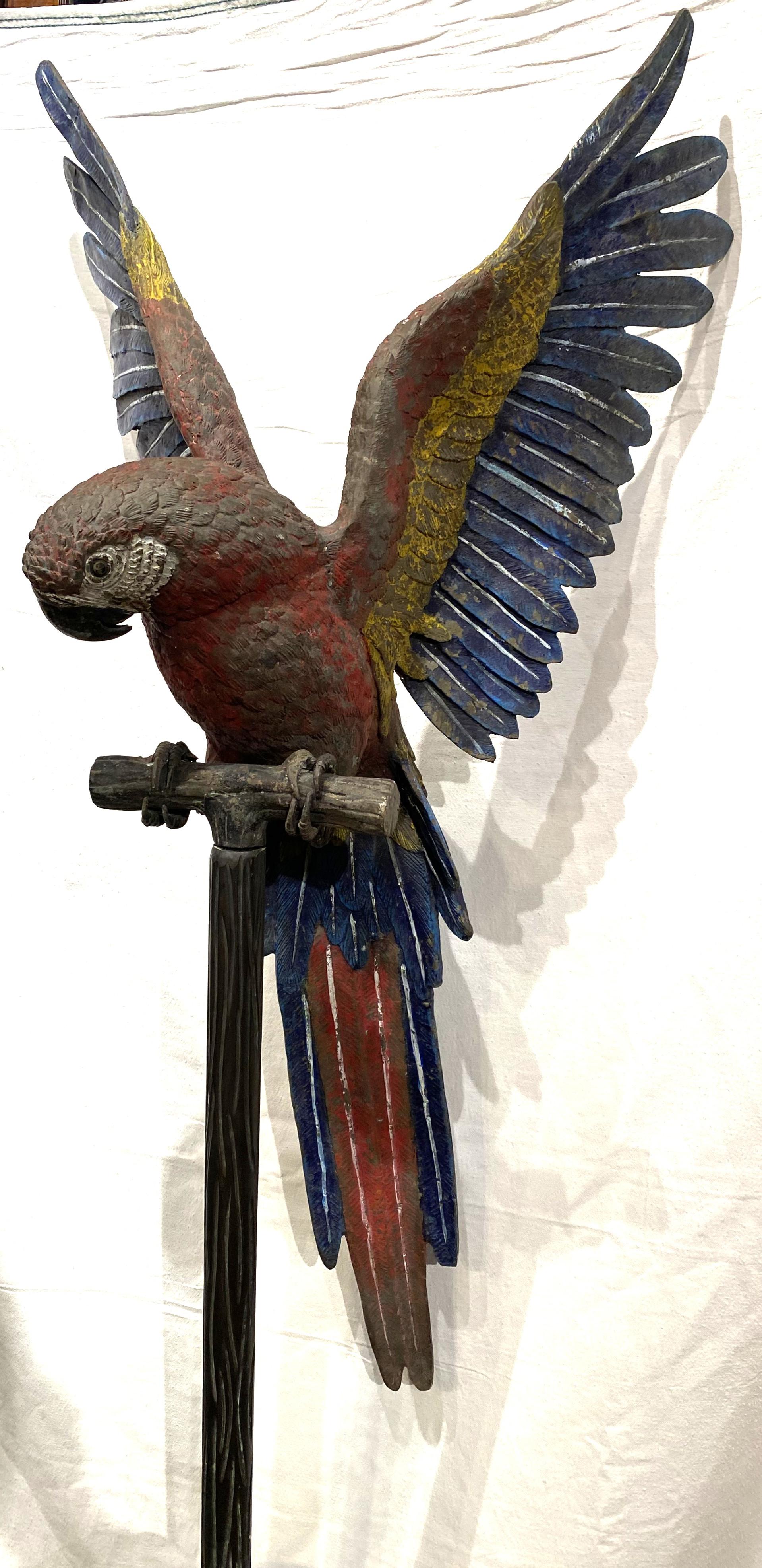 Pittura a freddo Grande coppia di pappagalli austriaci in bronzo dipinti a freddo su supporto in finto bois in vendita