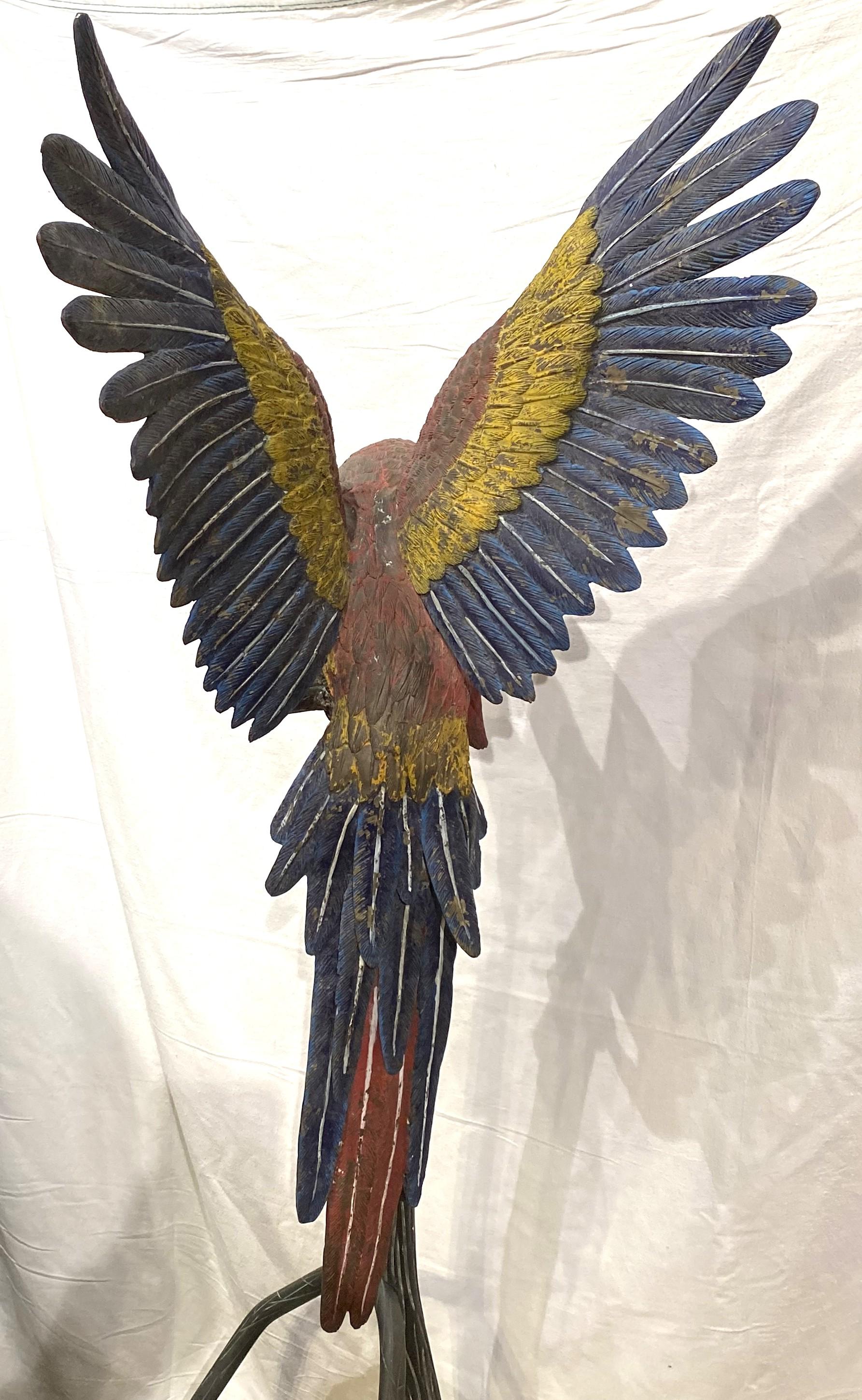 Grande coppia di pappagalli austriaci in bronzo dipinti a freddo su supporto in finto bois In condizioni buone in vendita a Milford, NH