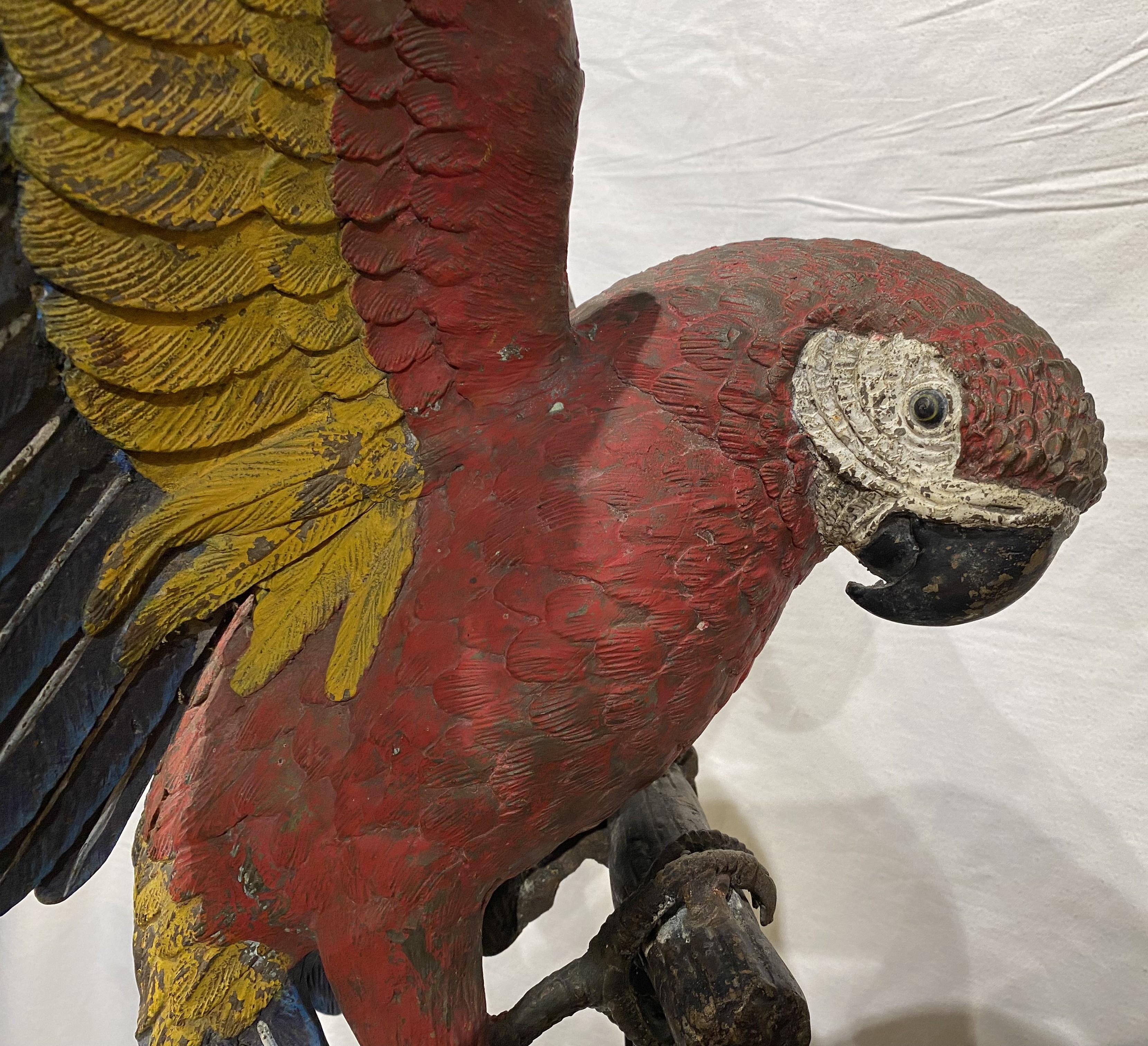 Grande coppia di pappagalli austriaci in bronzo dipinti a freddo su supporto in finto bois in vendita 1