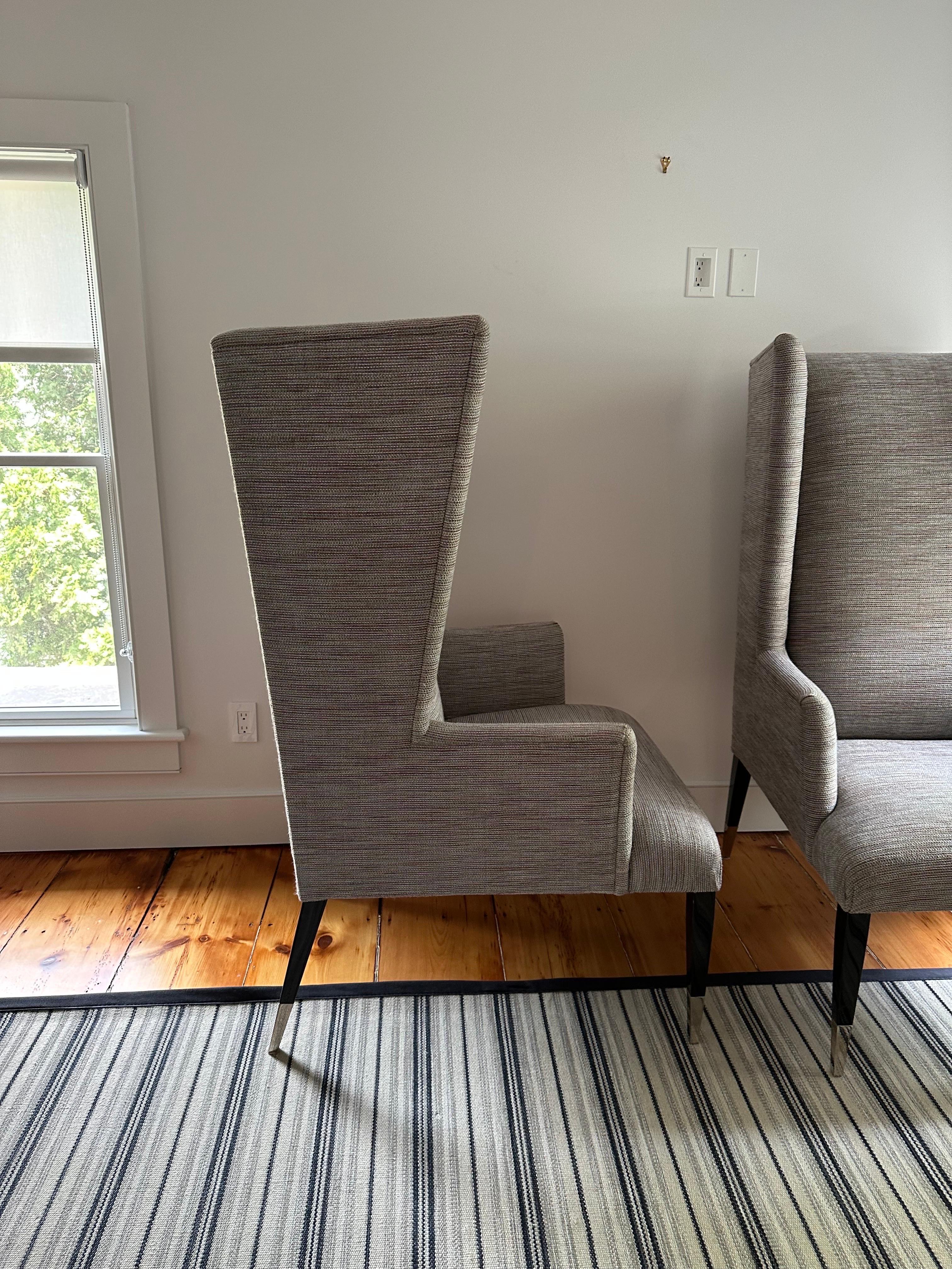 Großes Paar Contemporary Wingback Chairs von J. Robert Scott im Zustand „Gut“ im Angebot in East Hampton, NY