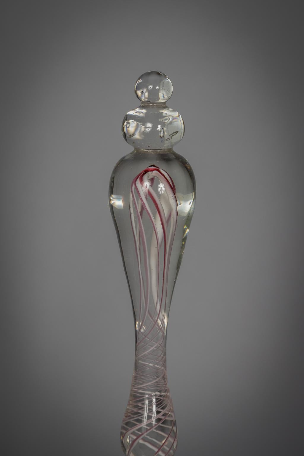 Cloches blanches avec lèvre rouge et poignées internes en spirale rouge, avec claquement en verre transparent.