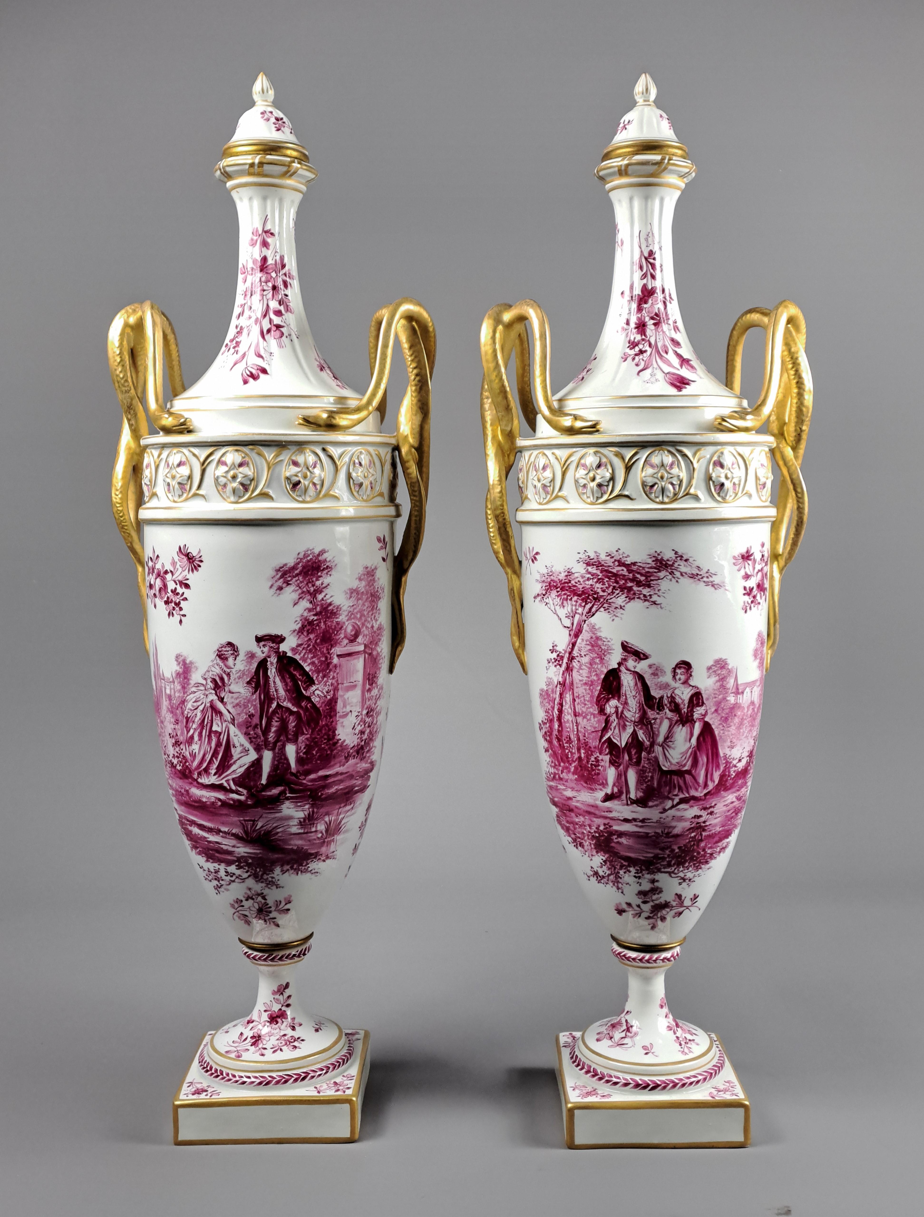 Exceptionnelle paire de vases en porcelaine de la manufacture Damm d'Aschaffenburg, présentant un riche décor monochrome violet de scènes galantes et de paysages, les anses dorées à l'or fin sont en forme de serpents entrelacés.   

Usine Damm à