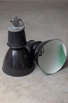 Grande coppia di lampade a sospensione industriali cecoslovacche in smalto, anni '60