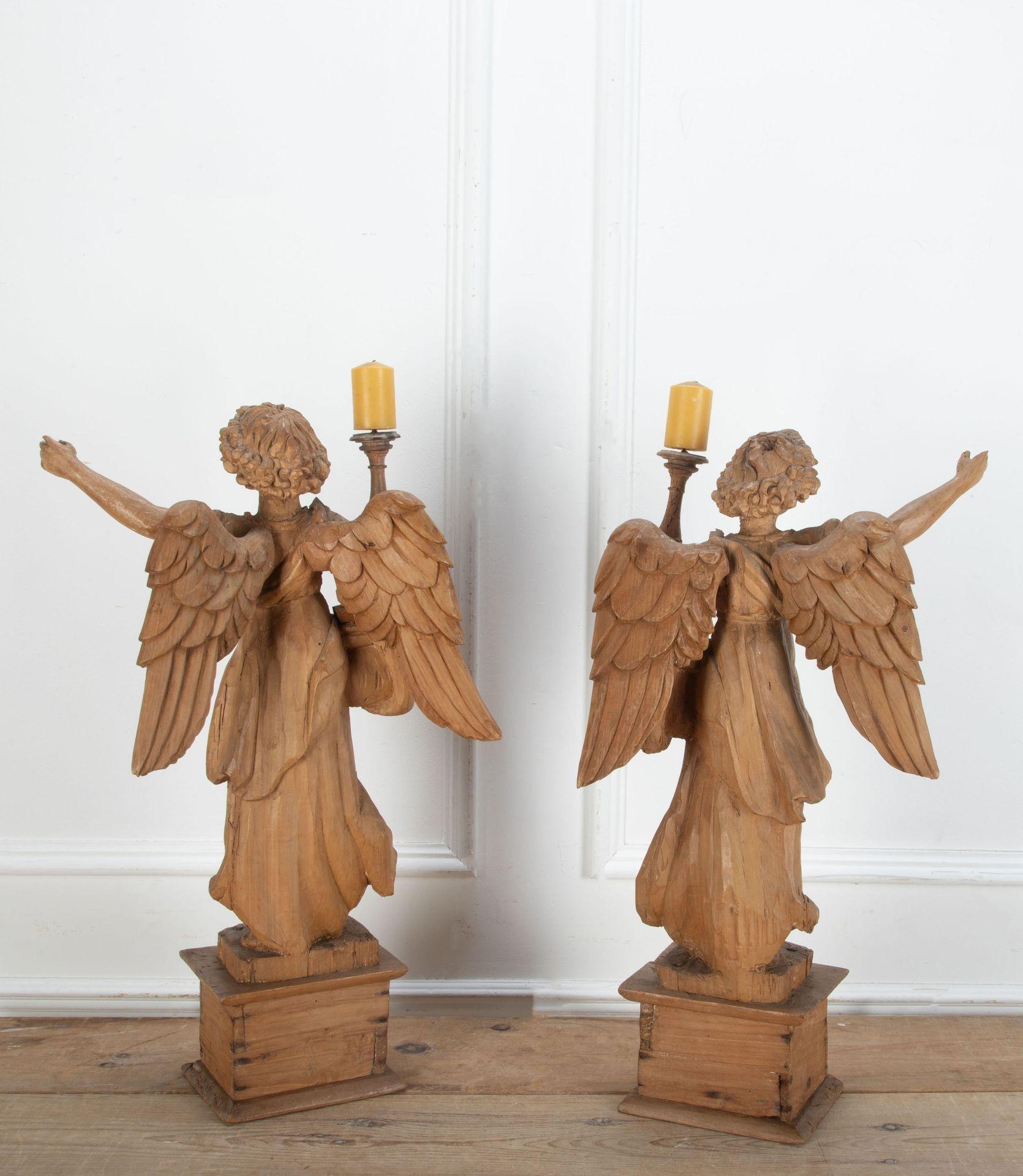 Großes Paar italienischer Engelsfiguren des frühen 18. Jahrhunderts.

Jeder hält einen Kerzenständer mit originalem Eisendorn. Jede Figur ist aus massivem Kalkstein handgeschnitzt, die Flügel sitzen auf originalen Eisenscharnieren.