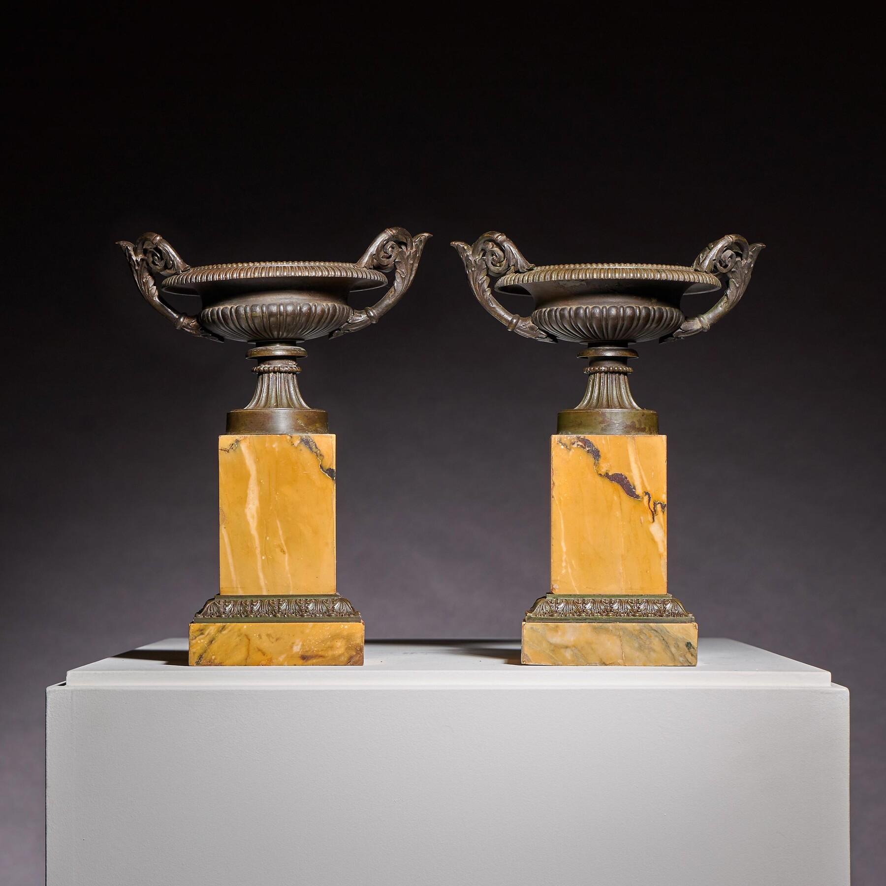 Großes Paar französischer Grand Tour-Tazza-Bronze und Siena-Marmor aus dem frühen 19. Jahrhundert (Französisch) im Angebot