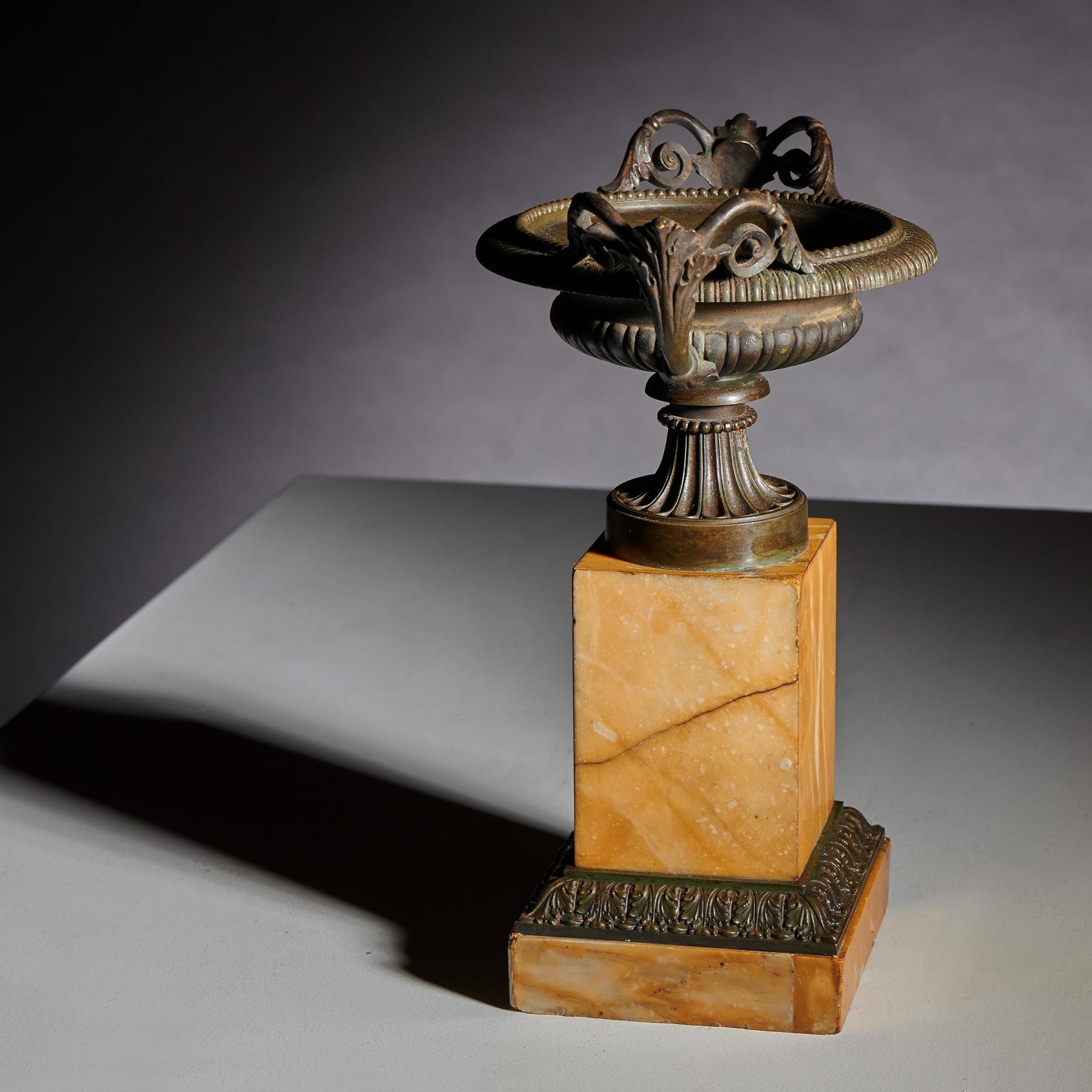 Paire de Tazza en bronze et en marbre de Sienne du début du 19e siècle, du Grand Tour de France en vente 1