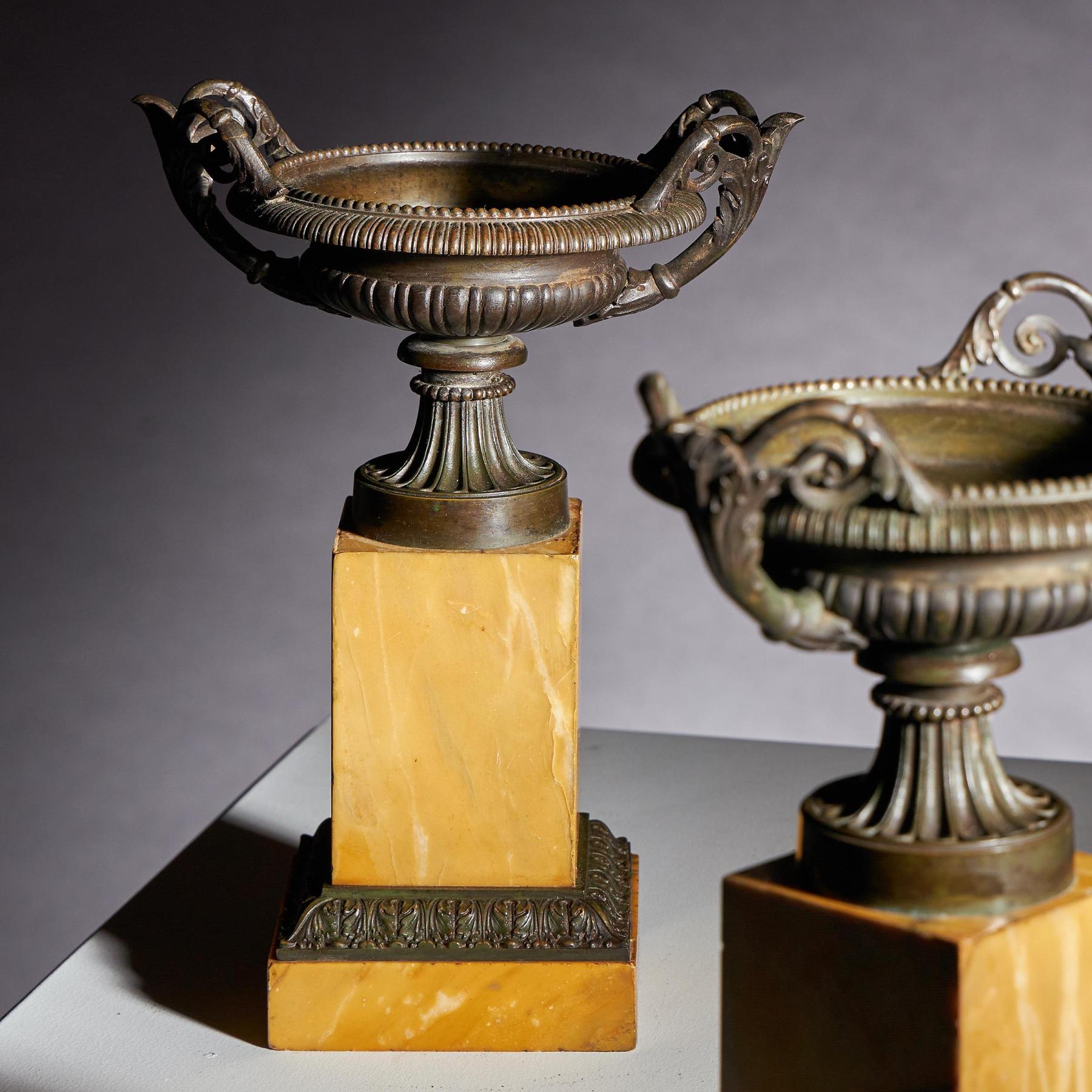 Paire de Tazza en bronze et en marbre de Sienne du début du 19e siècle, du Grand Tour de France en vente 3