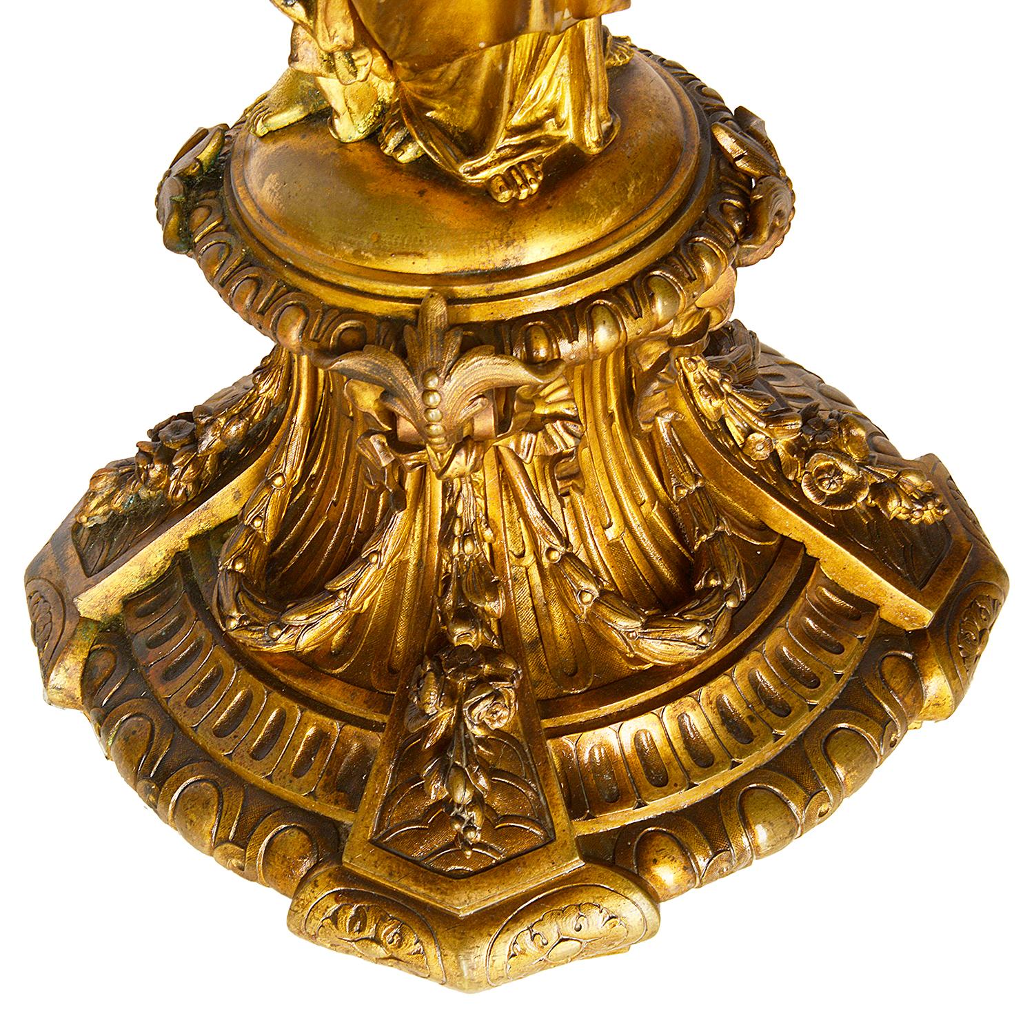 Großes Paar vergoldeter Goldbronze-Kandelaber aus dem frühen 19. Jahrhundert im Angebot 3