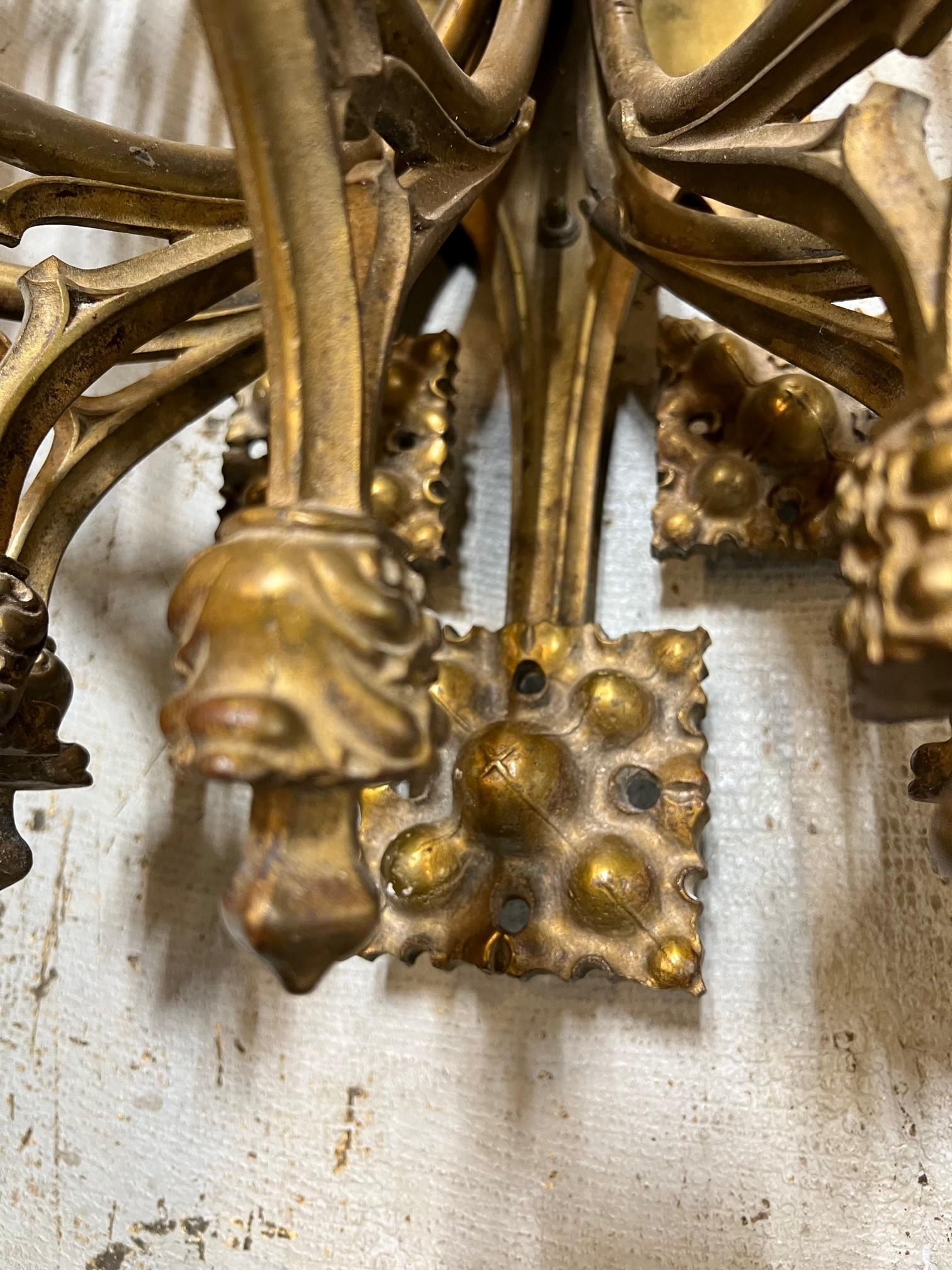 Grande paire d'appliques gothiques en bronze ancien du début du XXe siècle en vente 4
