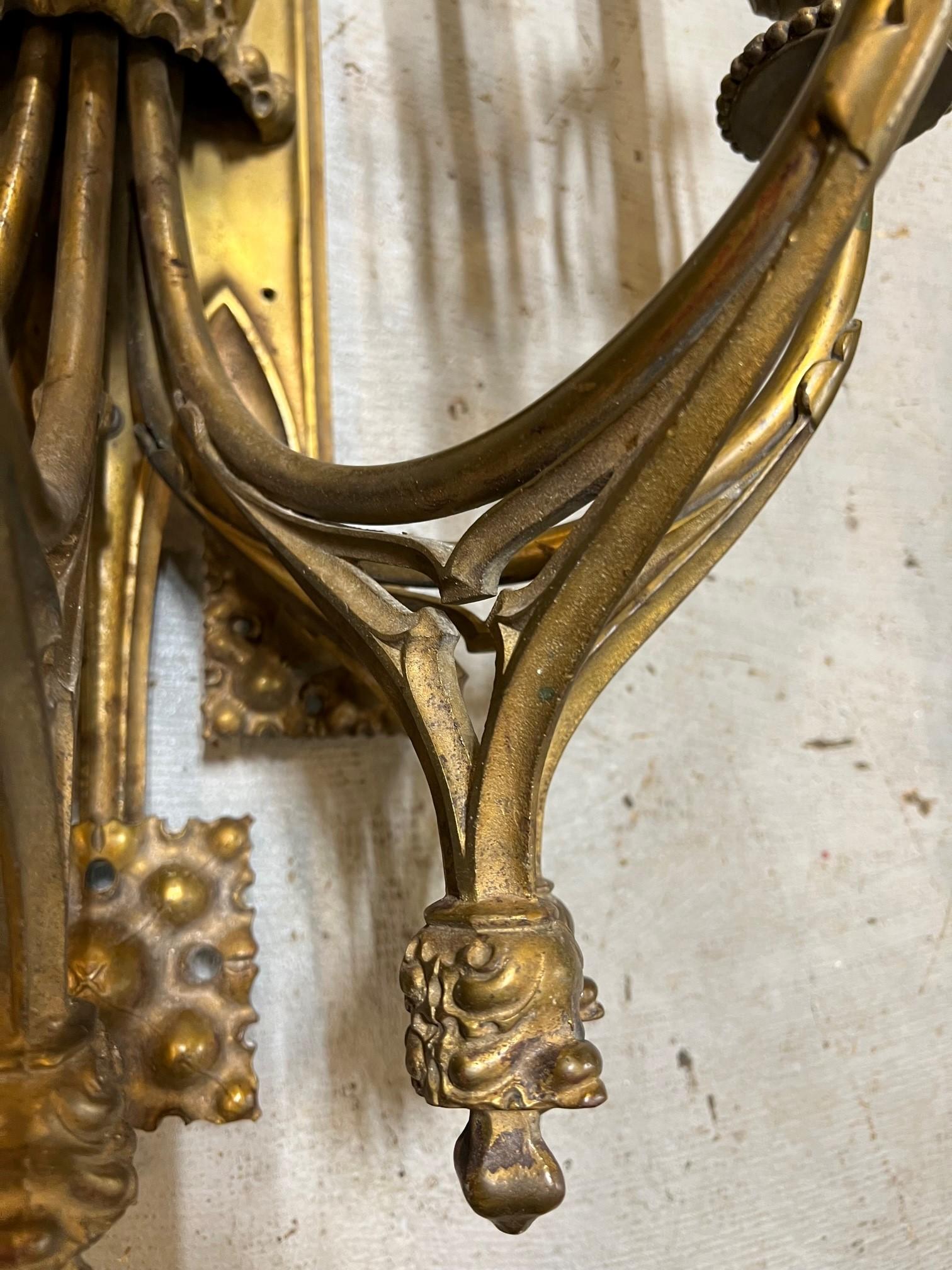 Grande paire d'appliques gothiques en bronze ancien du début du XXe siècle en vente 5