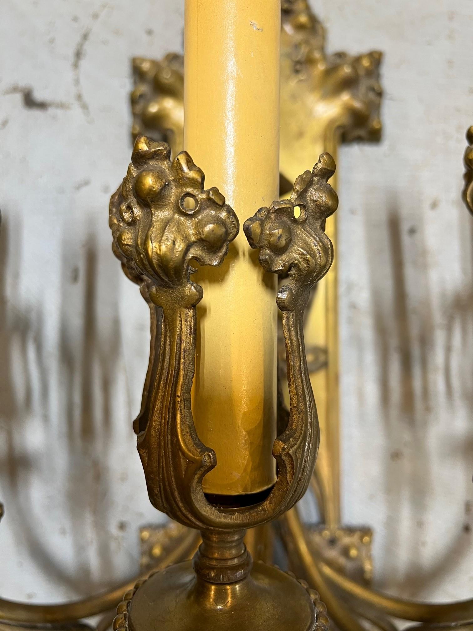 Grande paire d'appliques gothiques en bronze ancien du début du XXe siècle en vente 6