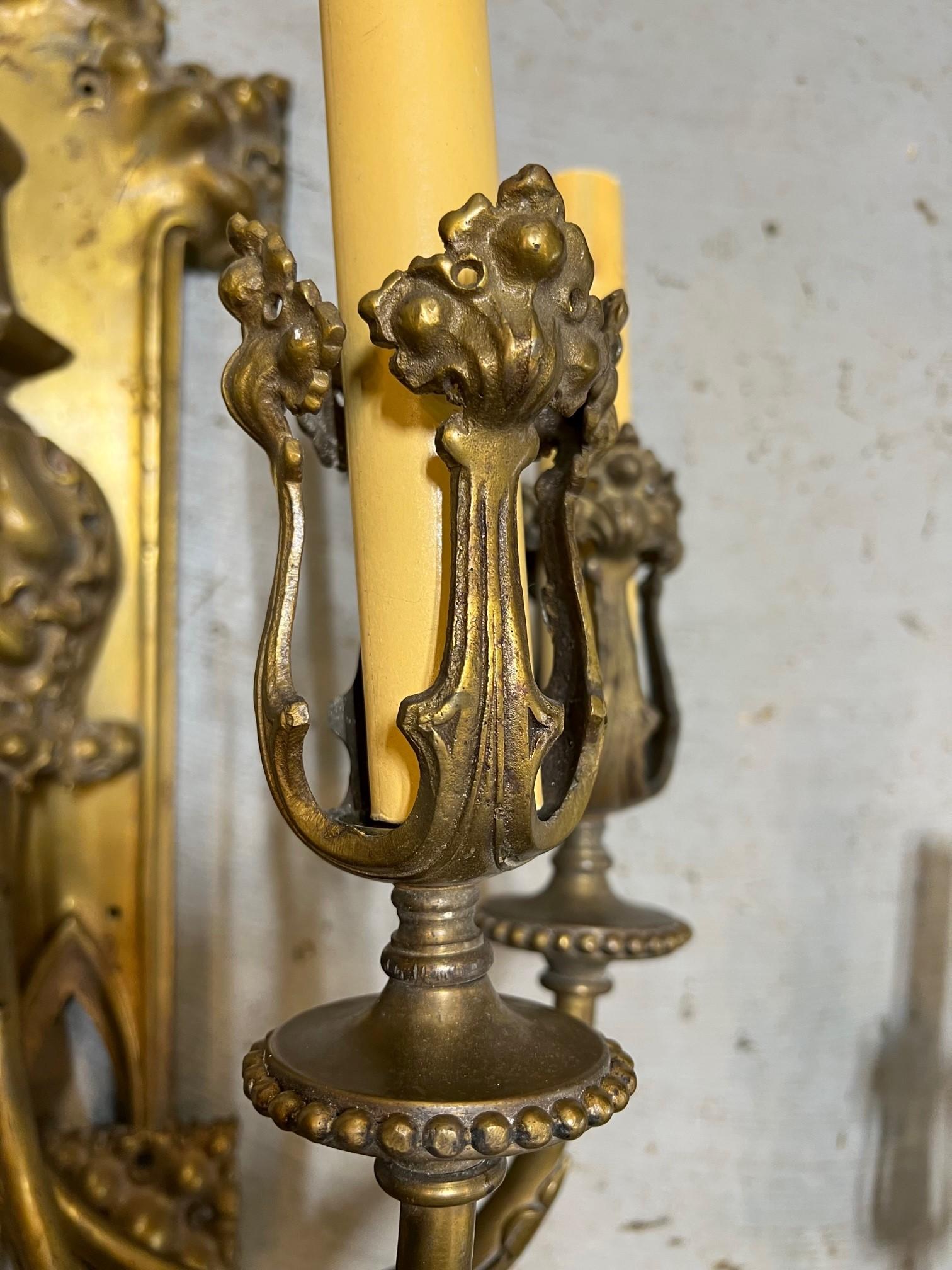 Grande paire d'appliques gothiques en bronze ancien du début du XXe siècle en vente 7