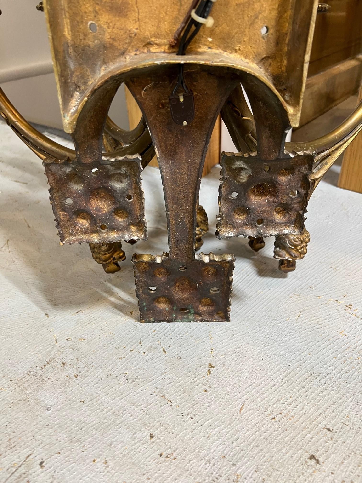 Grande paire d'appliques gothiques en bronze ancien du début du XXe siècle en vente 9