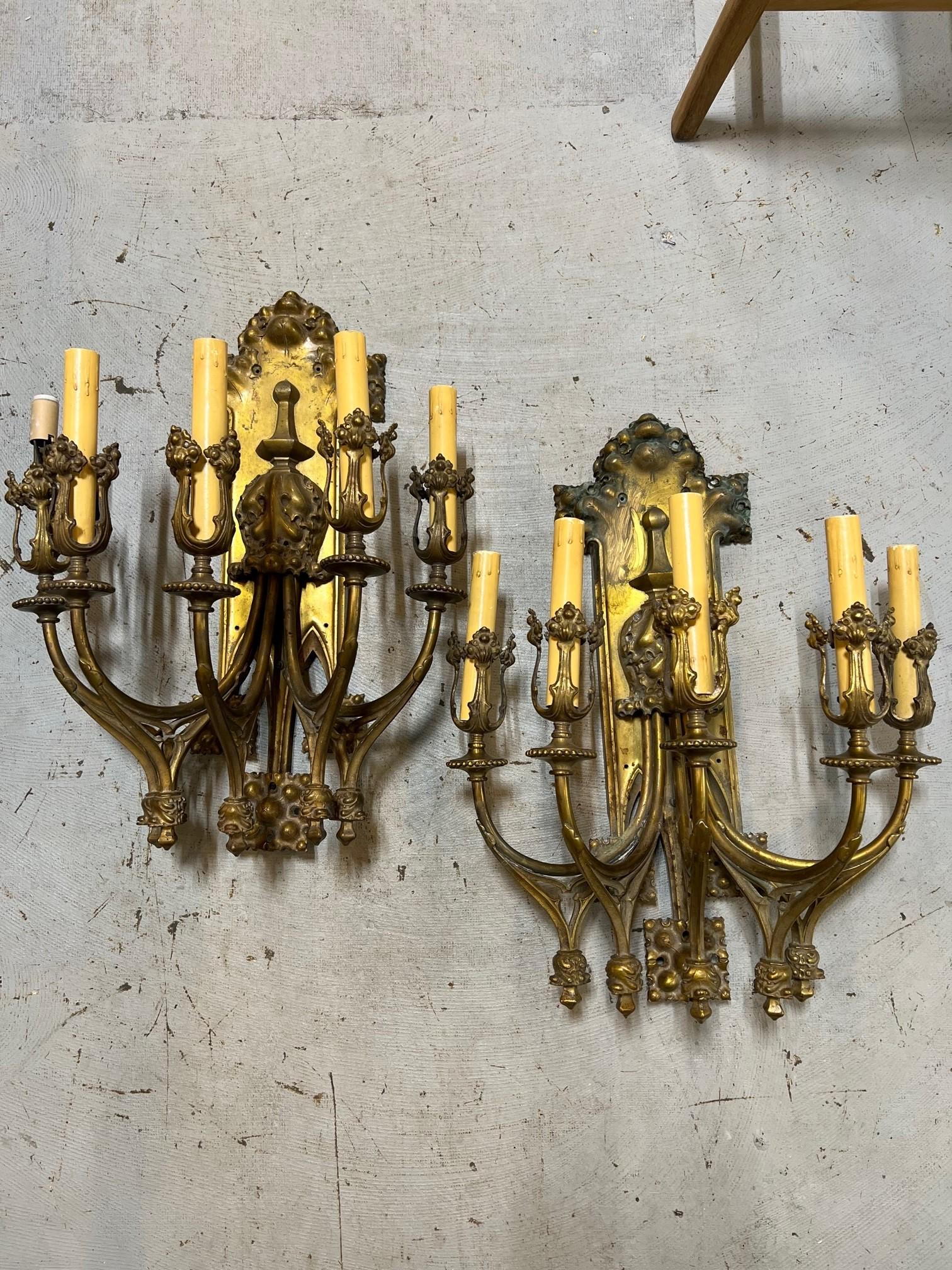 Belle paire d'appliques murales gothiques en bronze massif, chacune avec 5 lumières. Il s'agit d'une belle paire d'appliques gothiques. La taille est difficile à trouver et les bras ont un beau style gothique. Les lumières ont été recâblées et