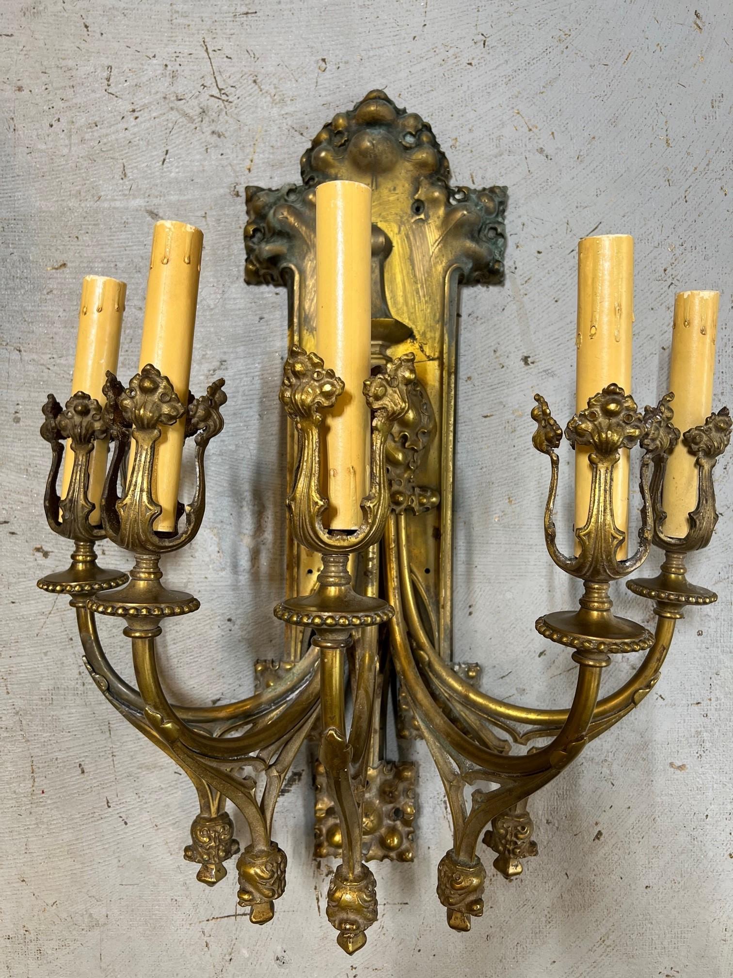 Moulage Grande paire d'appliques gothiques en bronze ancien du début du XXe siècle en vente