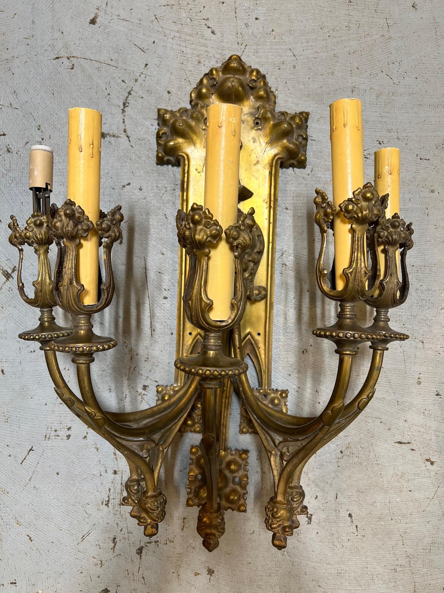Grande paire d'appliques gothiques en bronze ancien du début du XXe siècle Bon état - En vente à Stamford, CT