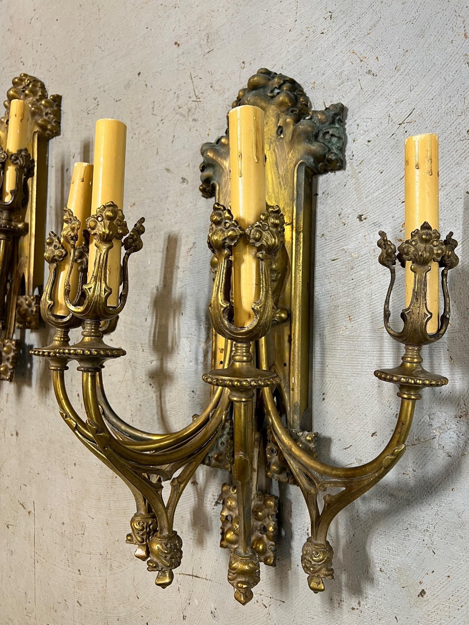 20ième siècle Grande paire d'appliques gothiques en bronze ancien du début du XXe siècle en vente