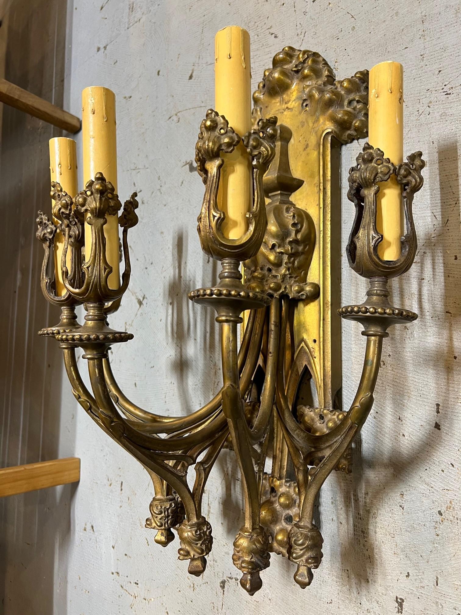 Grande paire d'appliques gothiques en bronze ancien du début du XXe siècle en vente 1
