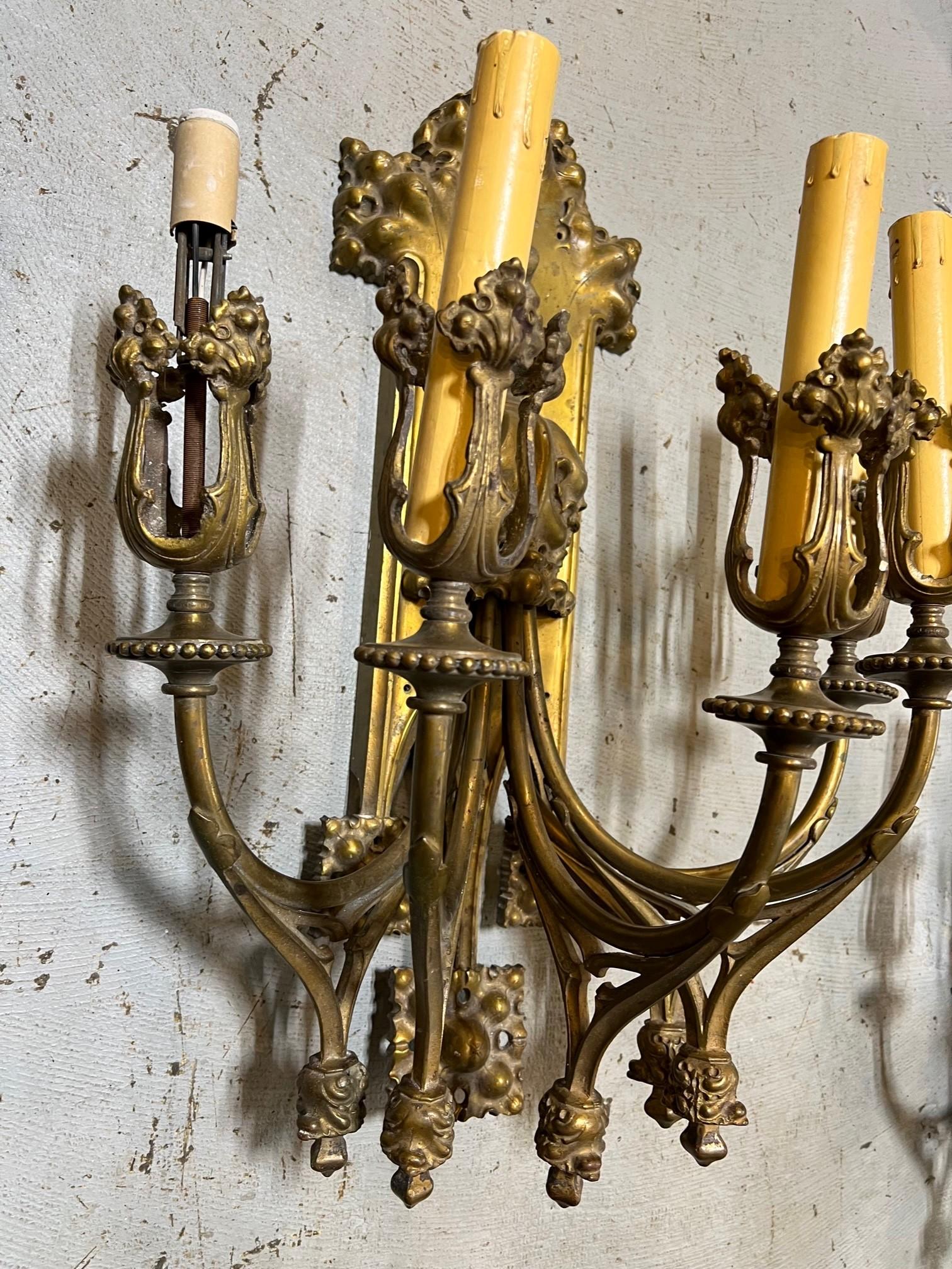 Grande paire d'appliques gothiques en bronze ancien du début du XXe siècle en vente 2