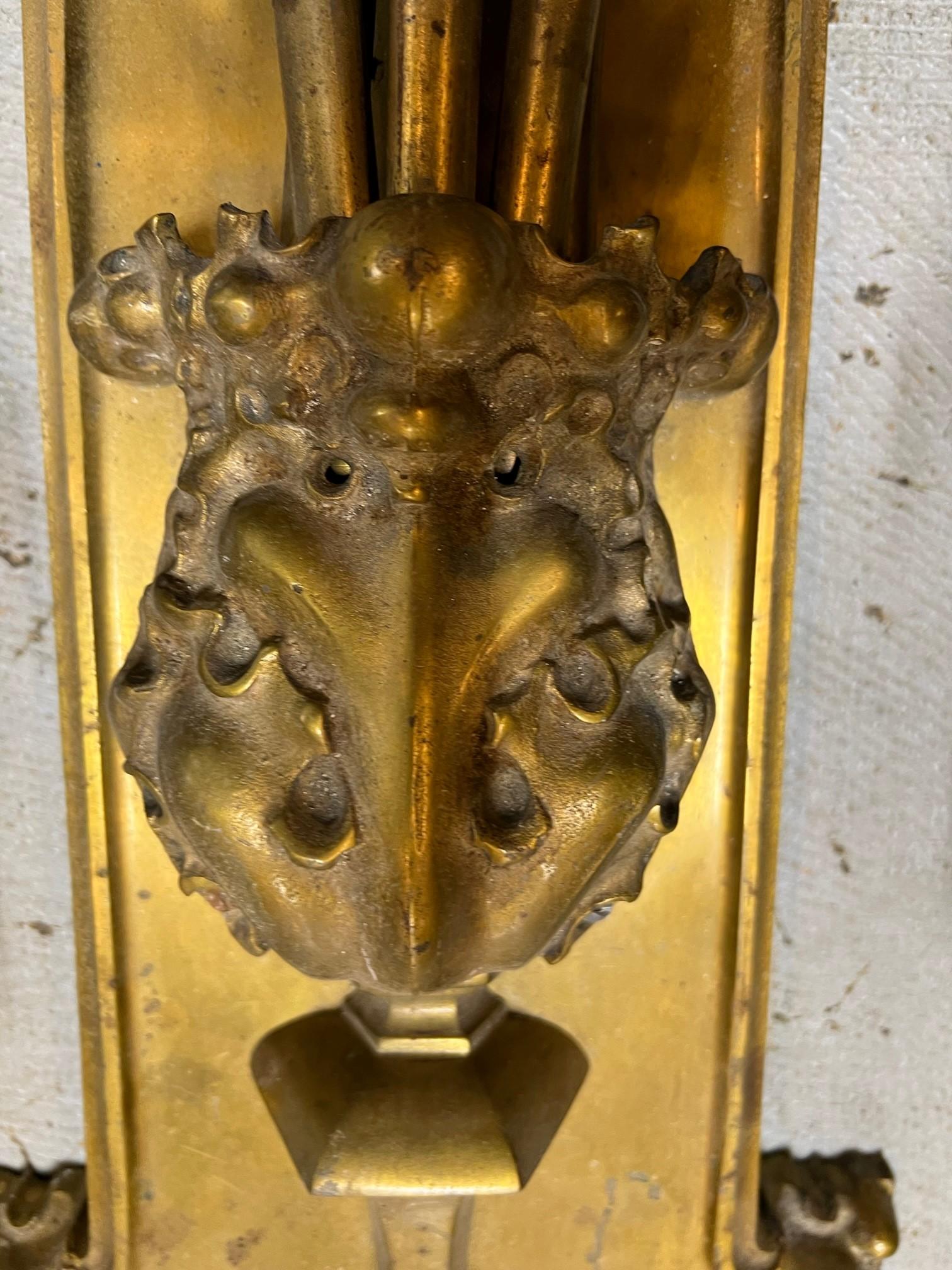 Grande paire d'appliques gothiques en bronze ancien du début du XXe siècle en vente 3