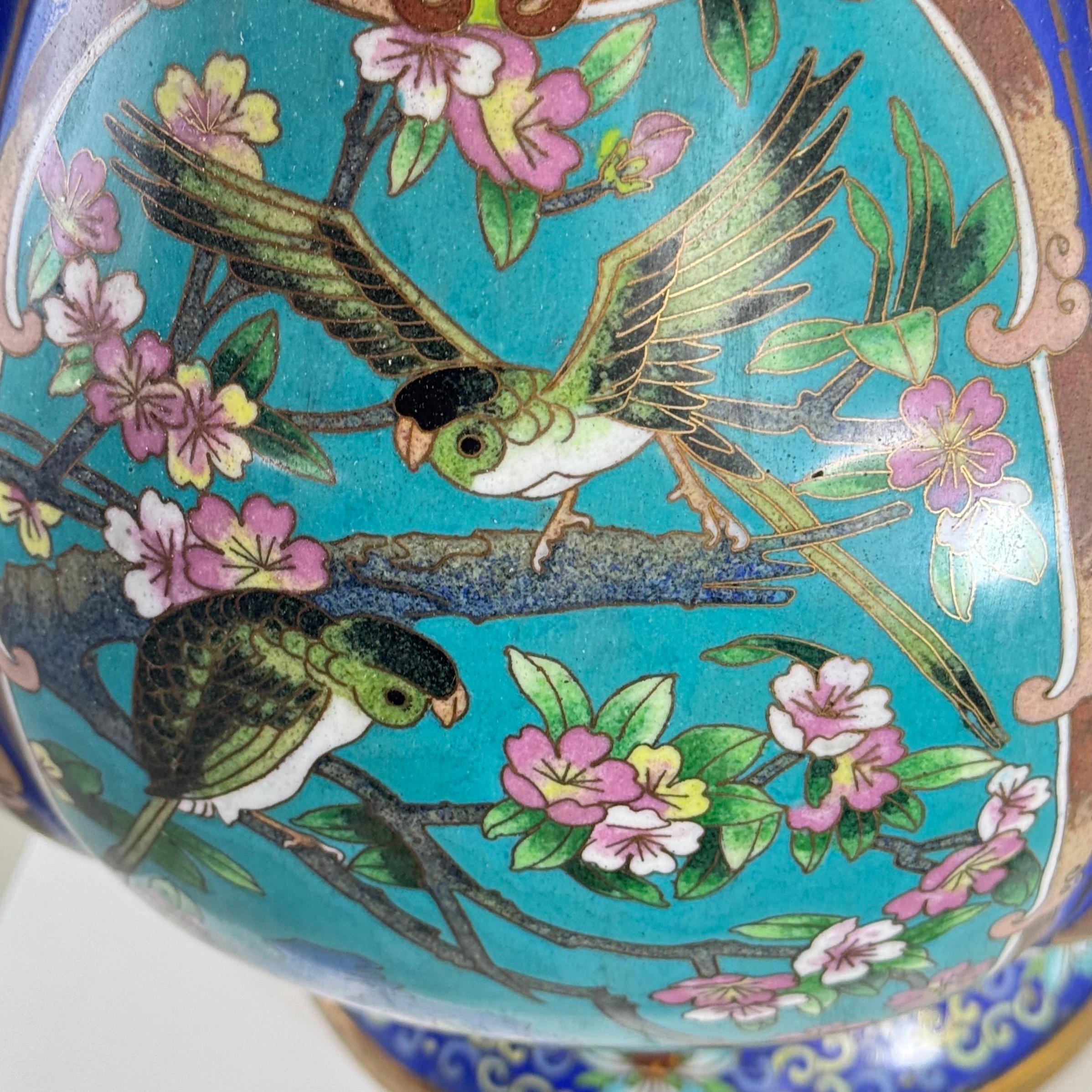 Grande paire de vases cloisonnés chinois du début du 20e siècle, années 1910 en vente 2