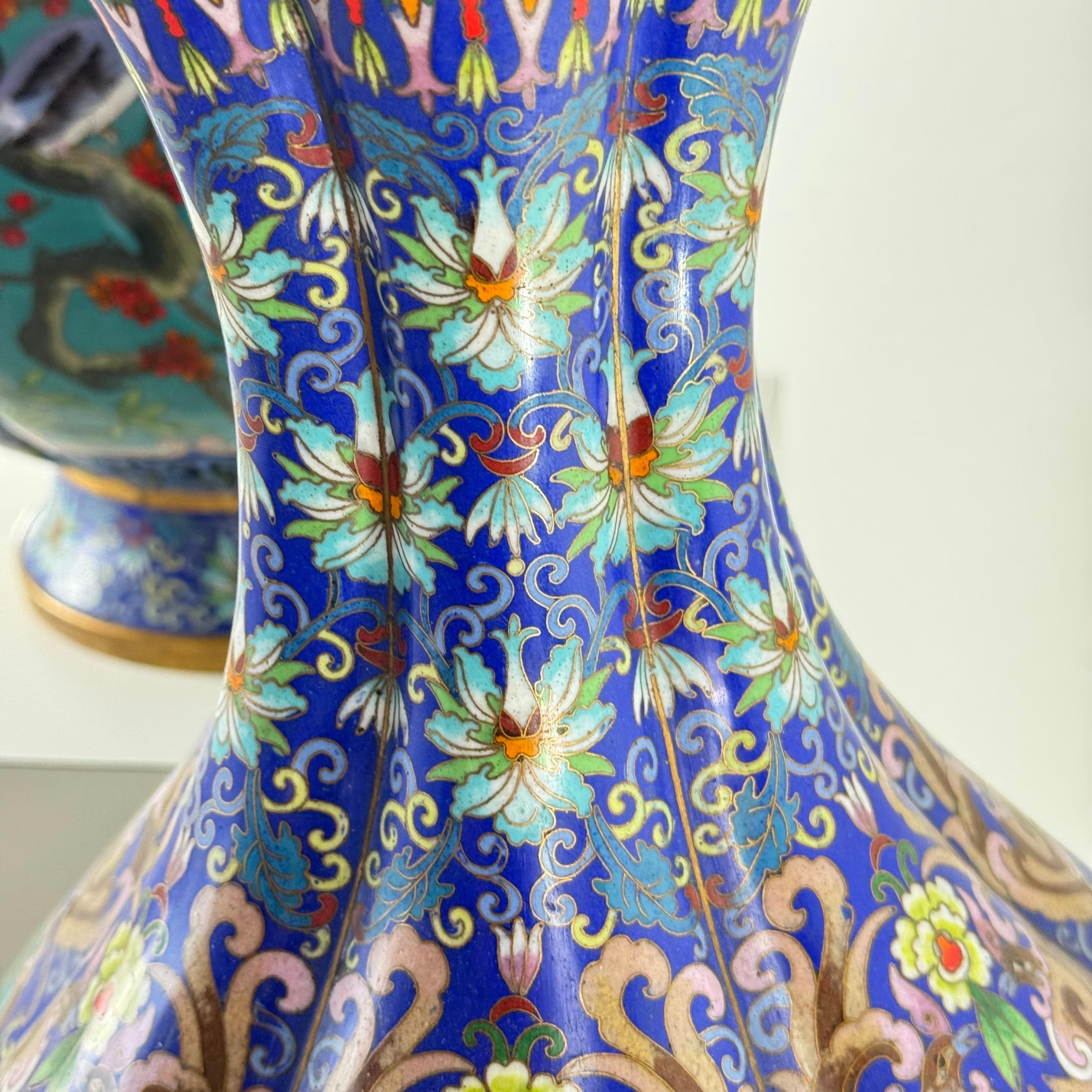 Grande paire de vases cloisonnés chinois du début du 20e siècle, années 1910 en vente 3