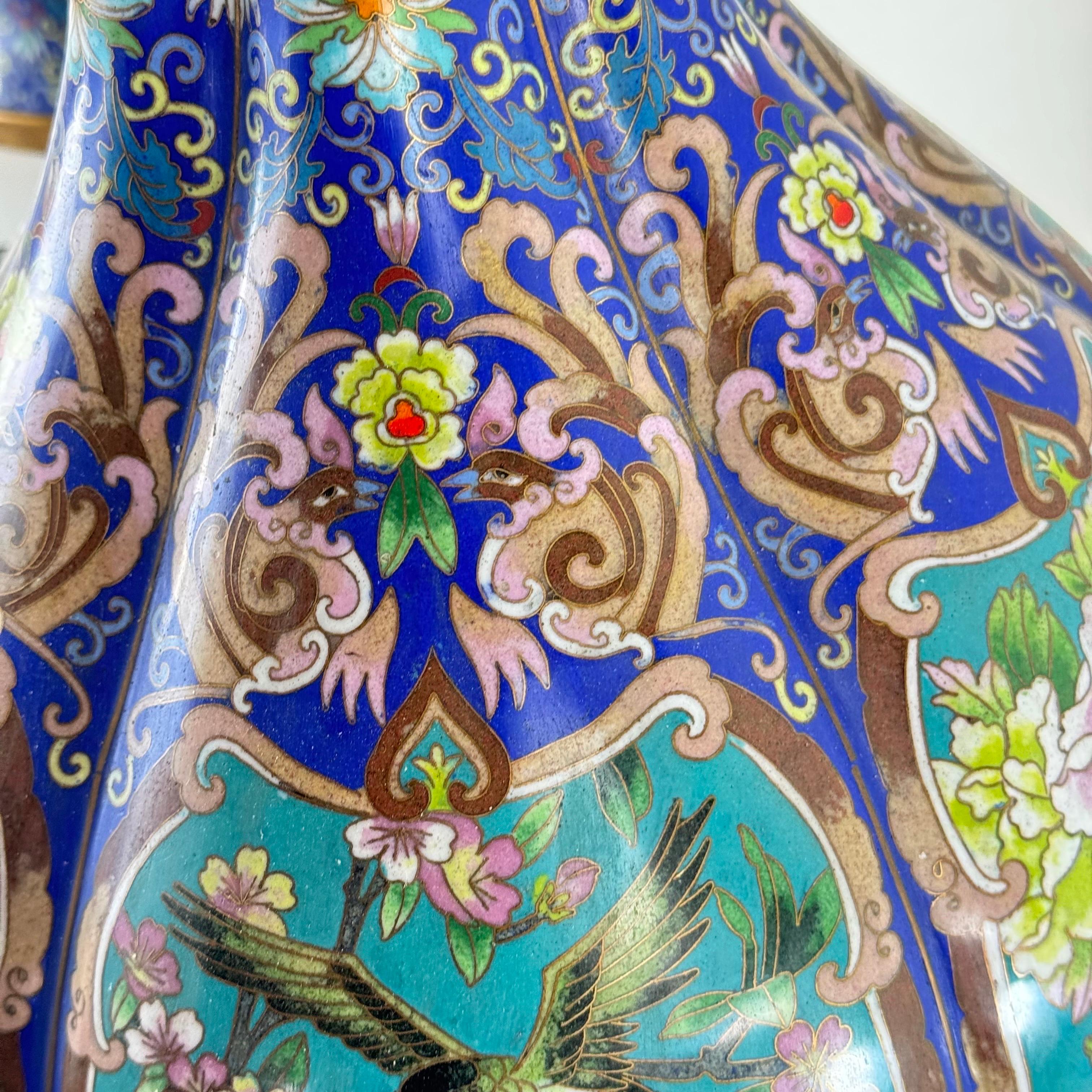 Grande paire de vases cloisonnés chinois du début du 20e siècle, années 1910 en vente 4