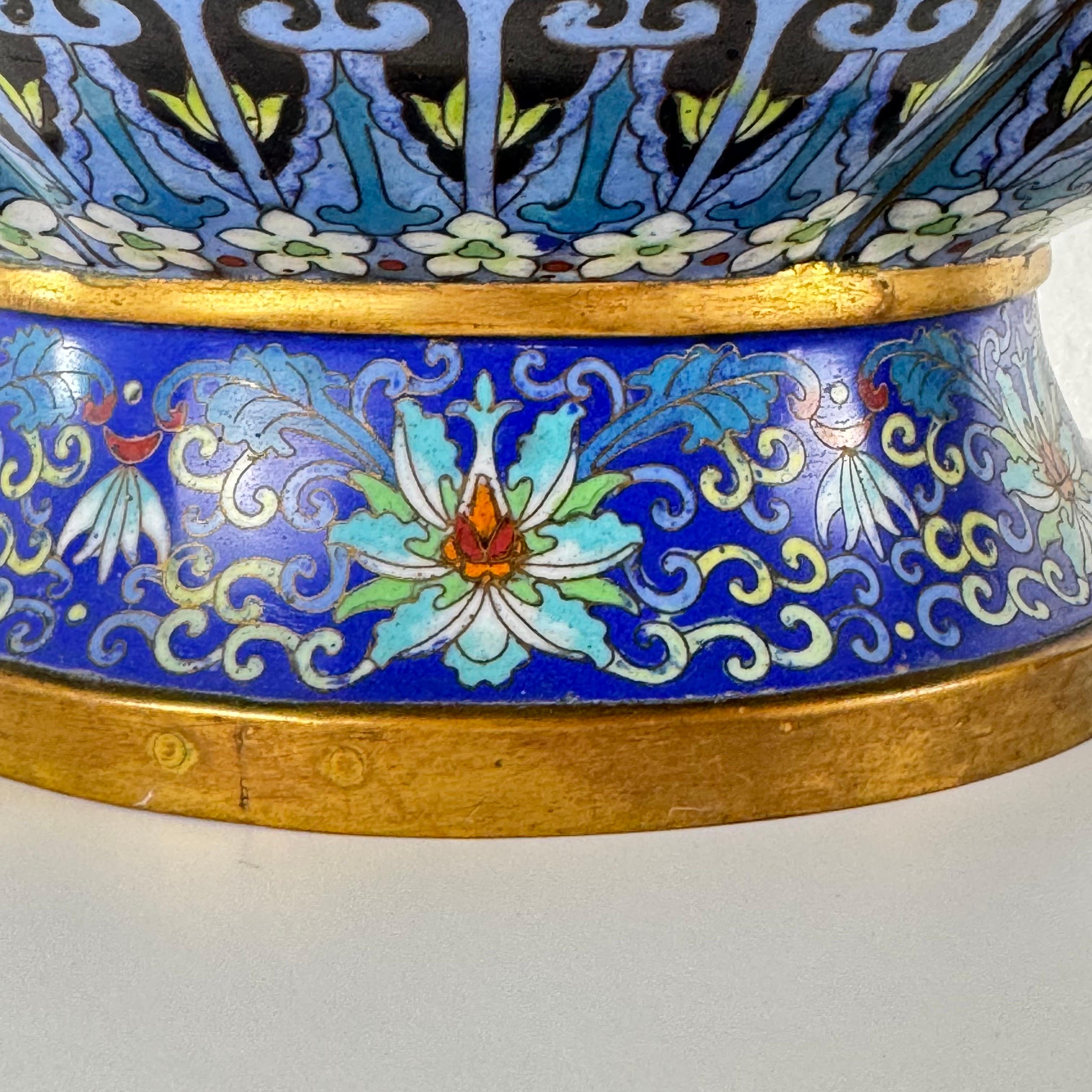 Grande paire de vases cloisonnés chinois du début du 20e siècle, années 1910 en vente 5