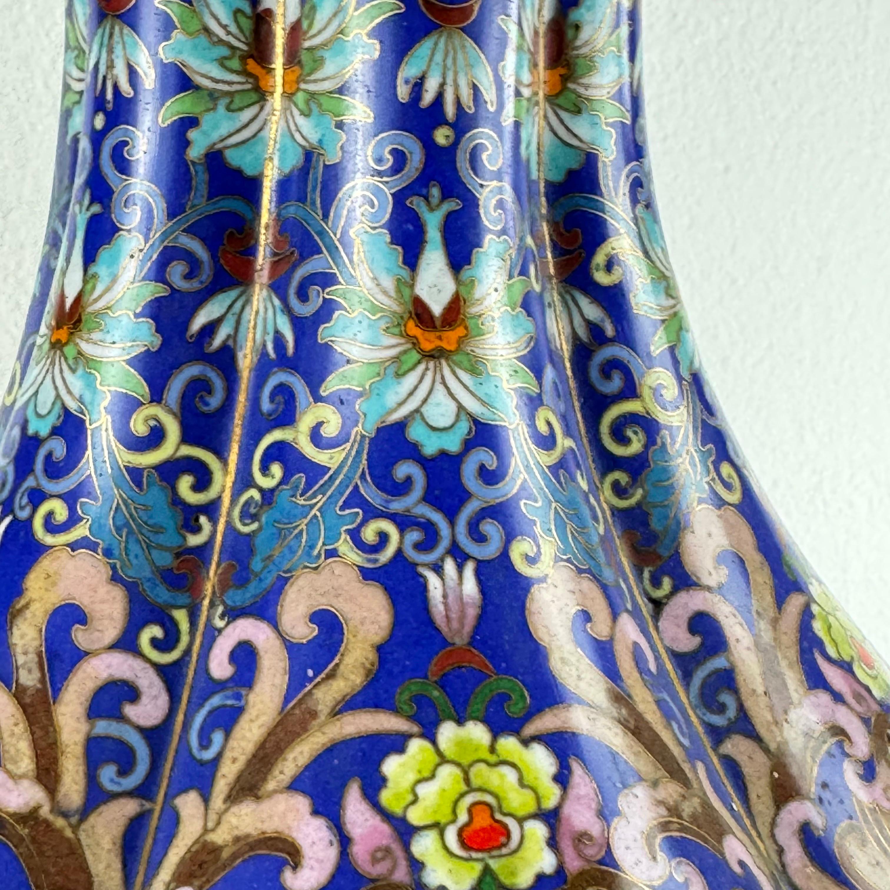 Grande paire de vases cloisonnés chinois du début du 20e siècle, années 1910 en vente 6