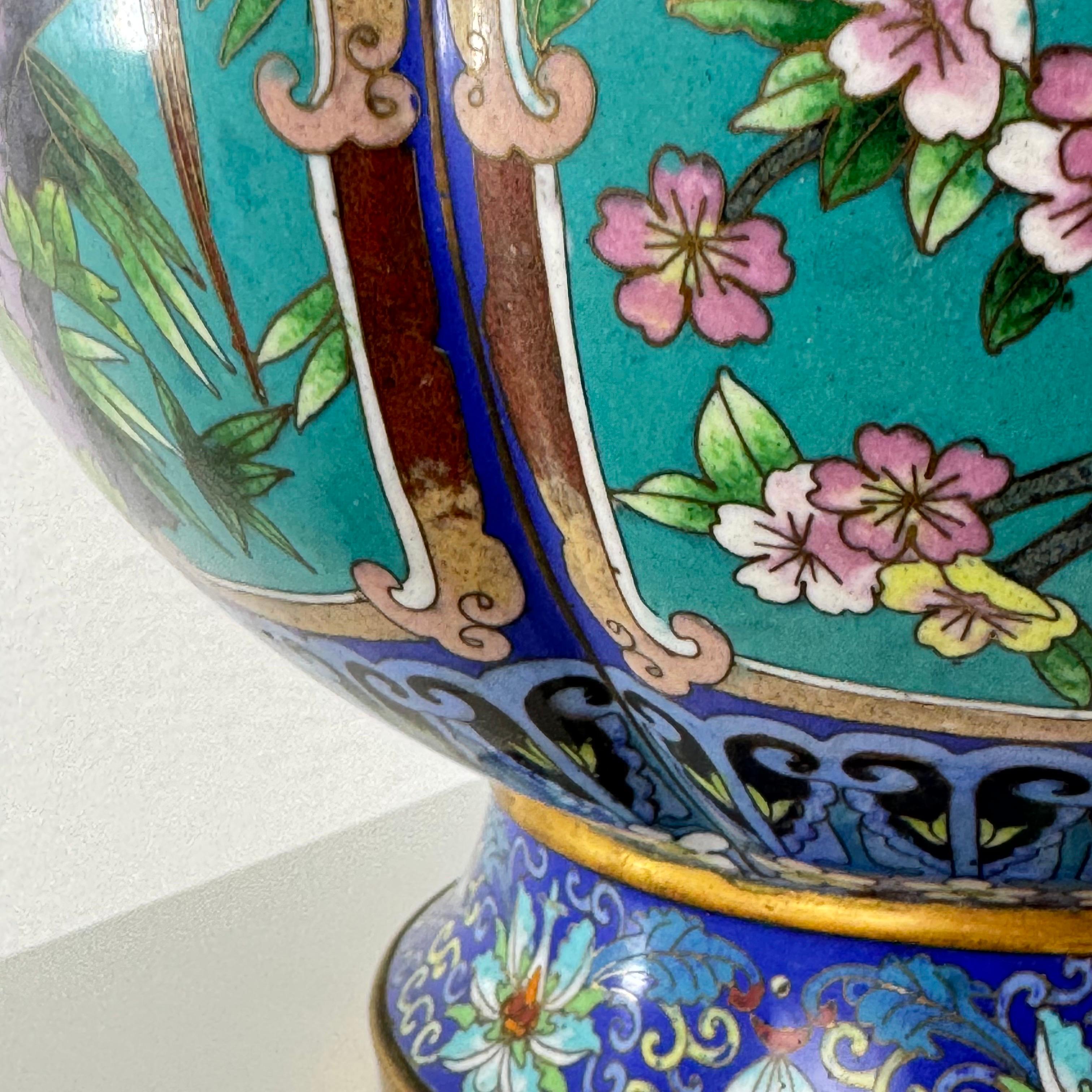 Grande paire de vases cloisonnés chinois du début du 20e siècle, années 1910 en vente 7