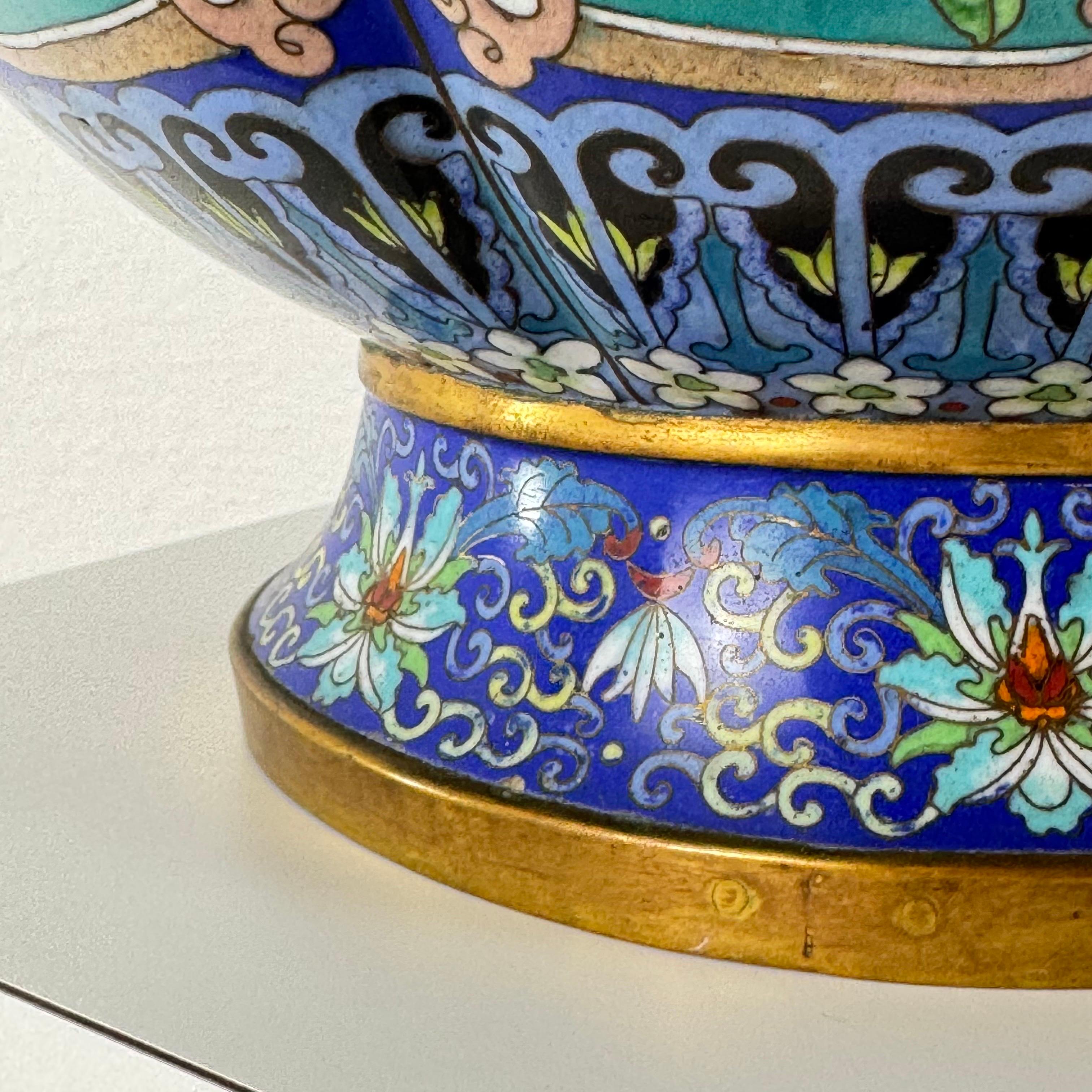 Grande paire de vases cloisonnés chinois du début du 20e siècle, années 1910 en vente 8