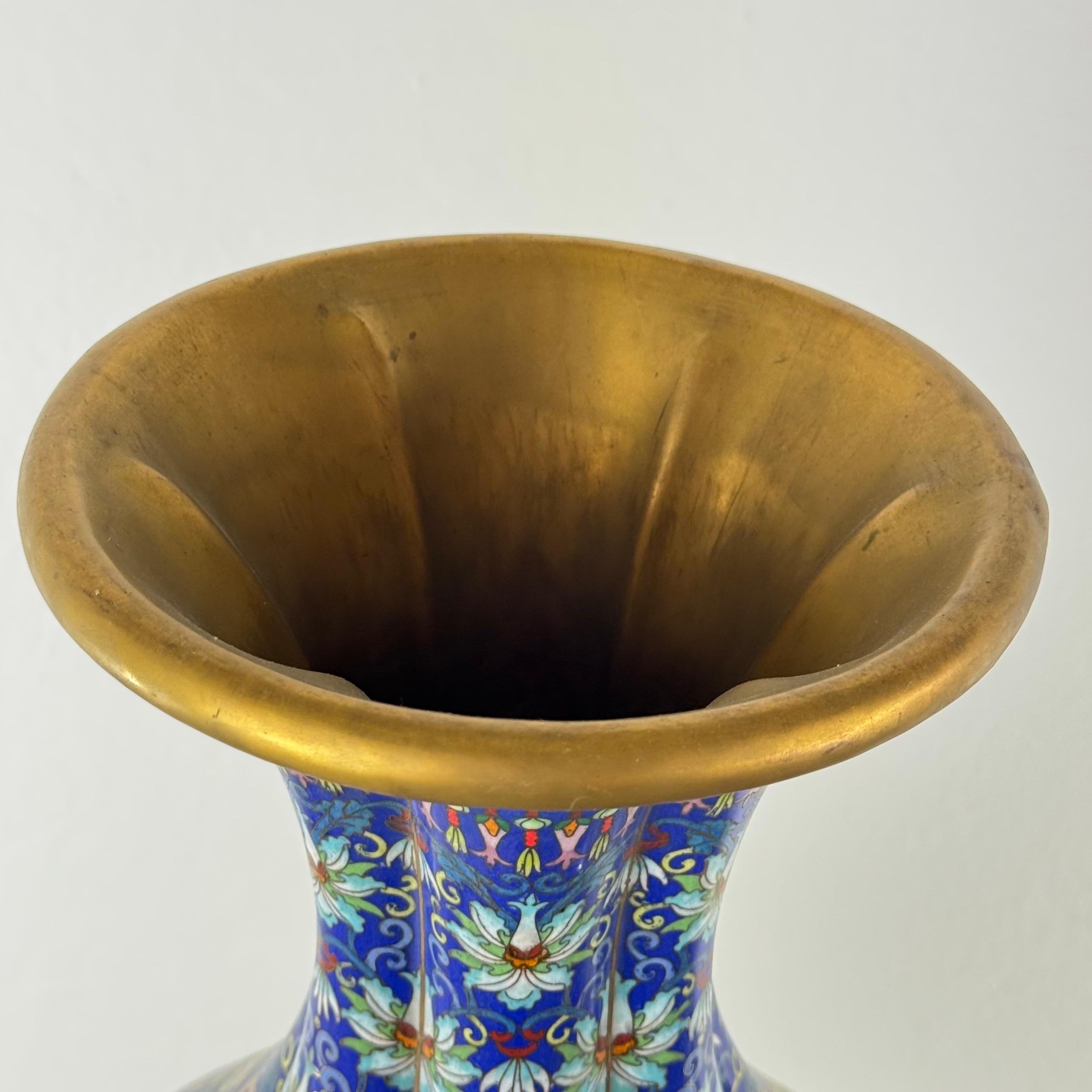 Grande paire de vases cloisonnés chinois du début du 20e siècle, années 1910 en vente 9
