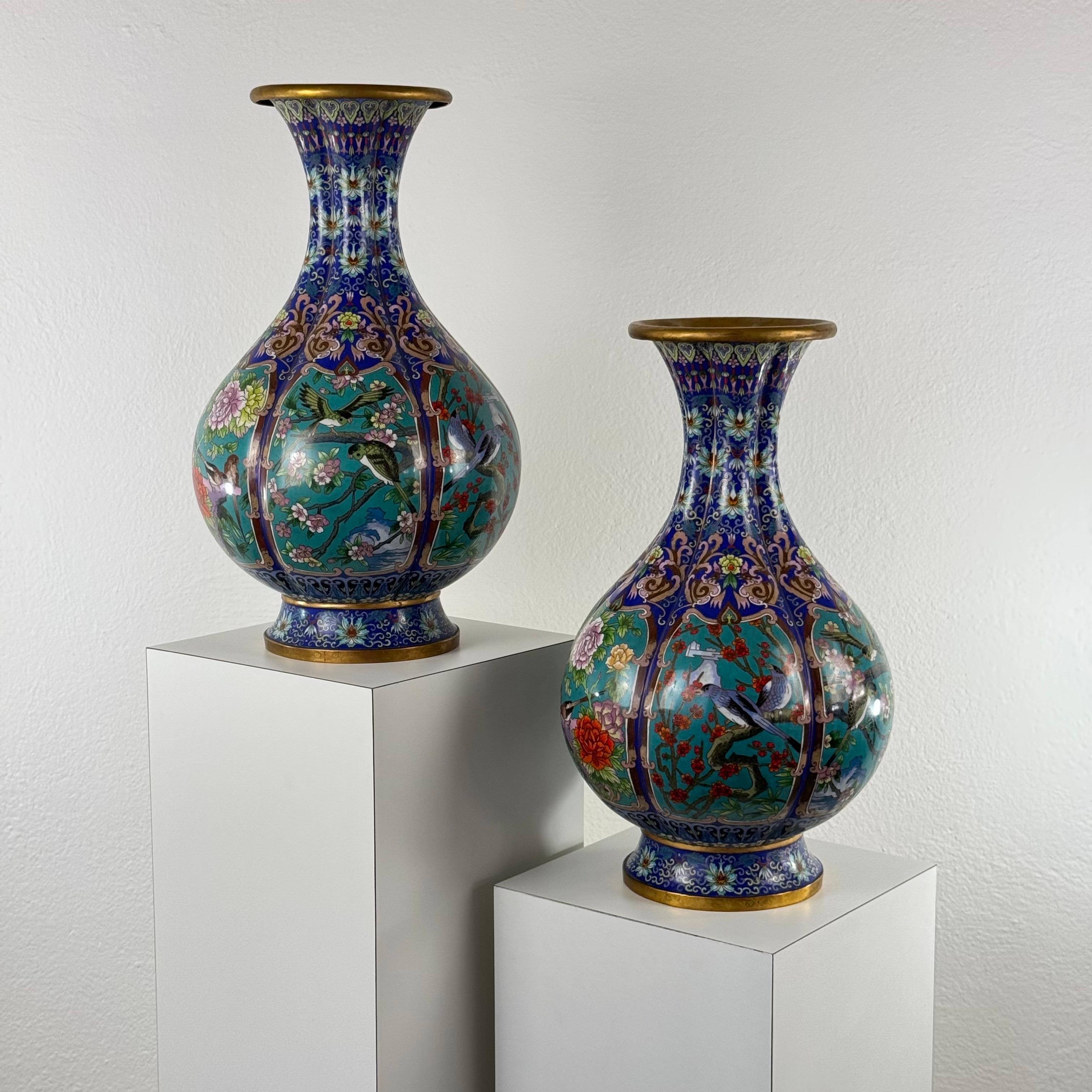 Chinoiseries Grande paire de vases cloisonnés chinois du début du 20e siècle, années 1910 en vente