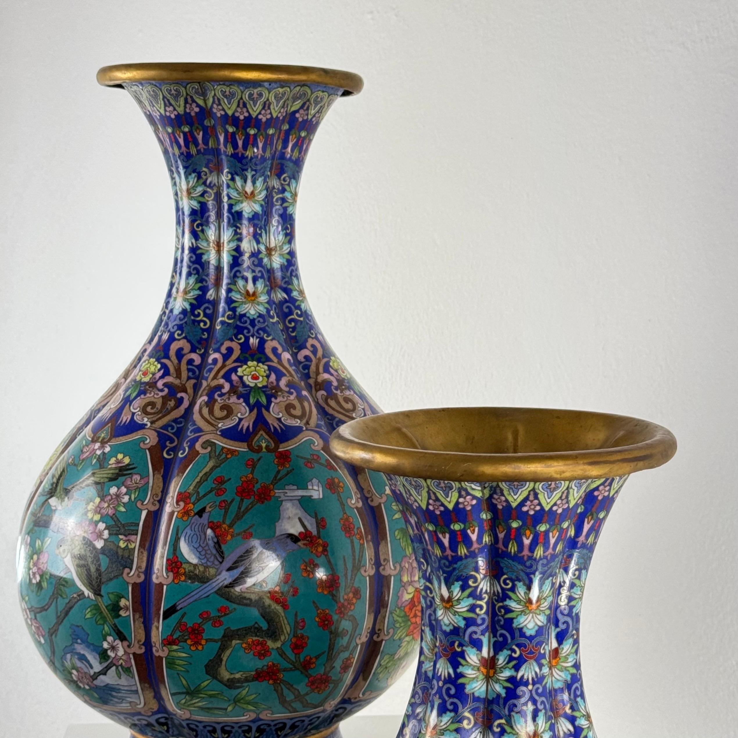 Chinois Grande paire de vases cloisonnés chinois du début du 20e siècle, années 1910 en vente
