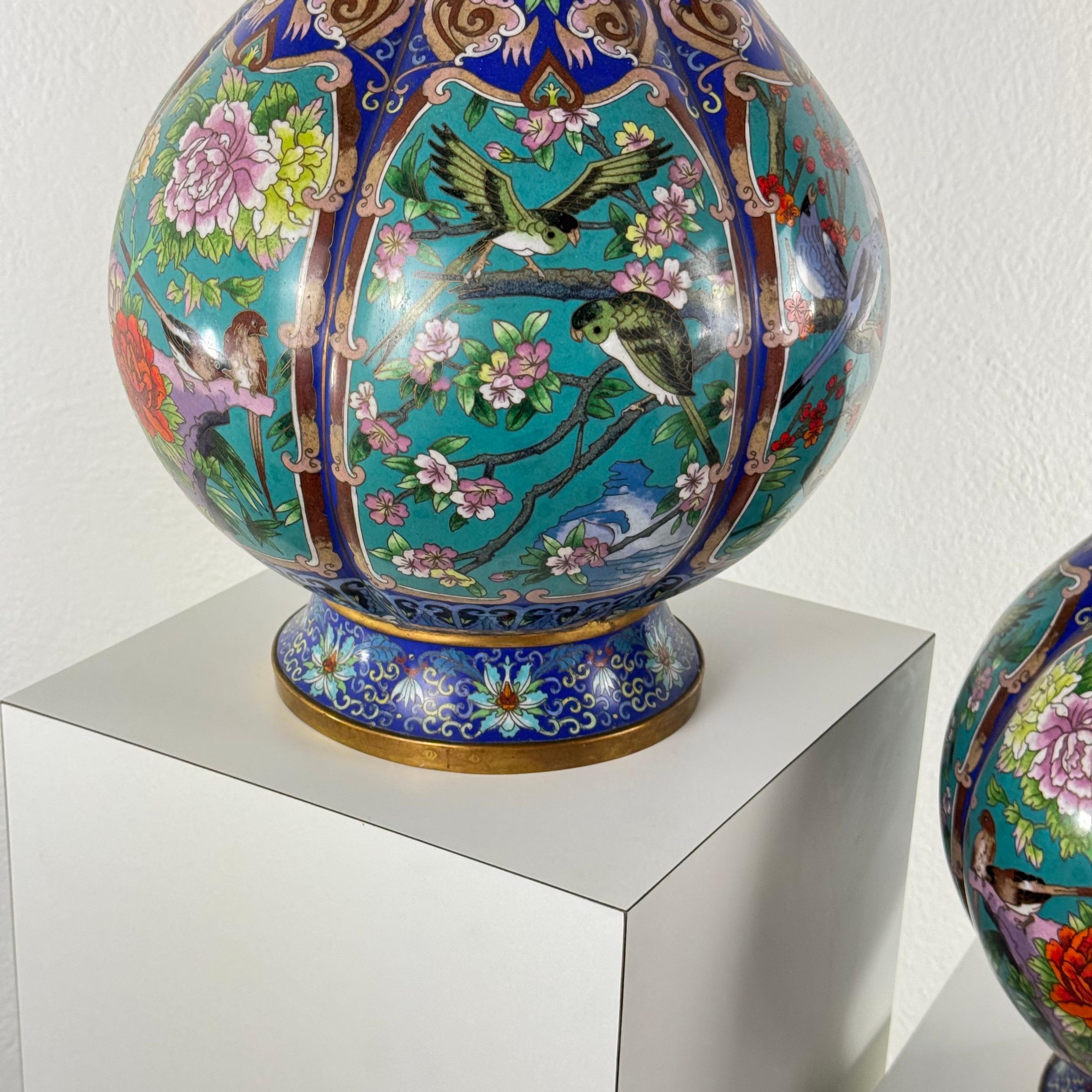 Grande paire de vases cloisonnés chinois du début du 20e siècle, années 1910 Bon état - En vente à Bagnolo Mella, Brescia