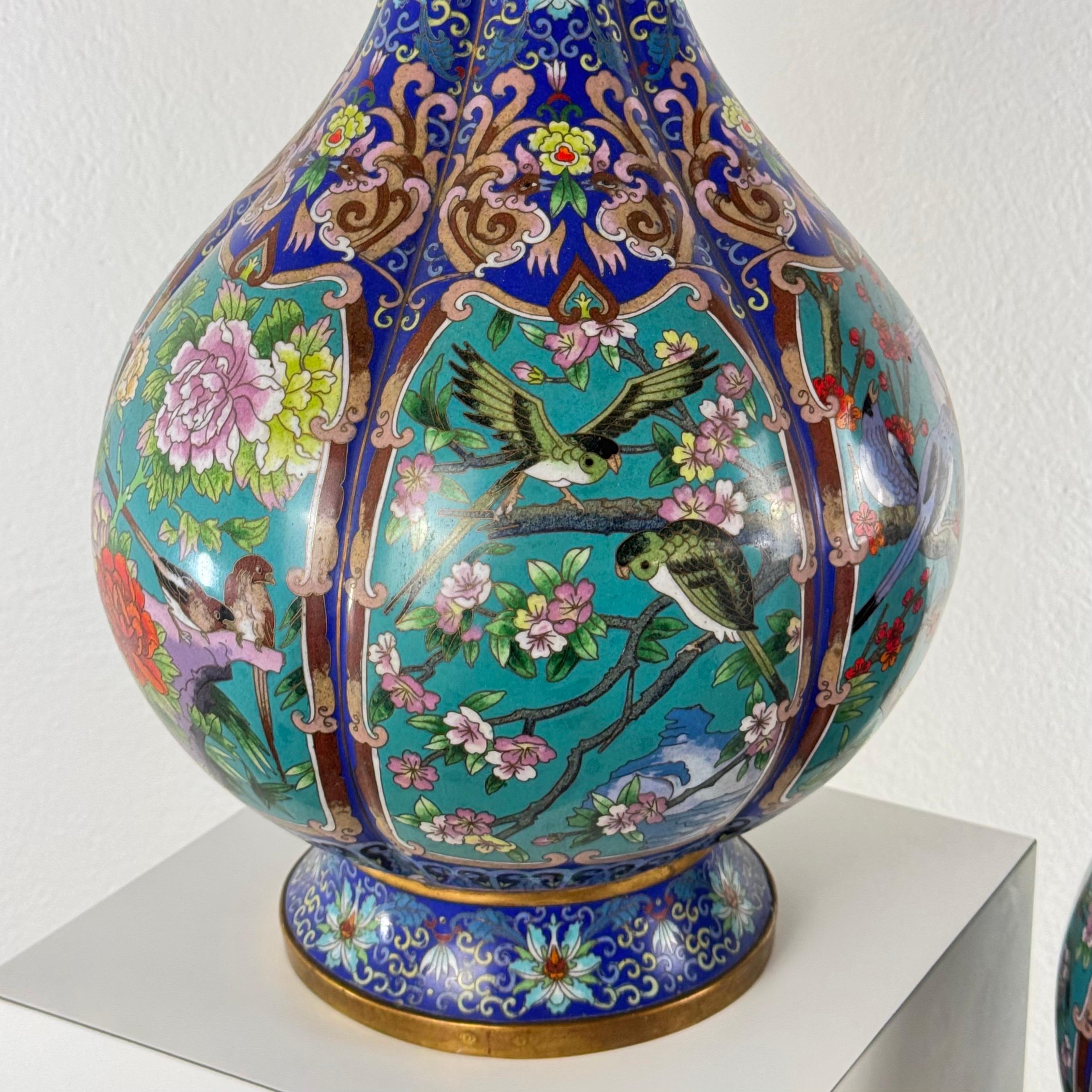 Début du 20ème siècle Grande paire de vases cloisonnés chinois du début du 20e siècle, années 1910 en vente