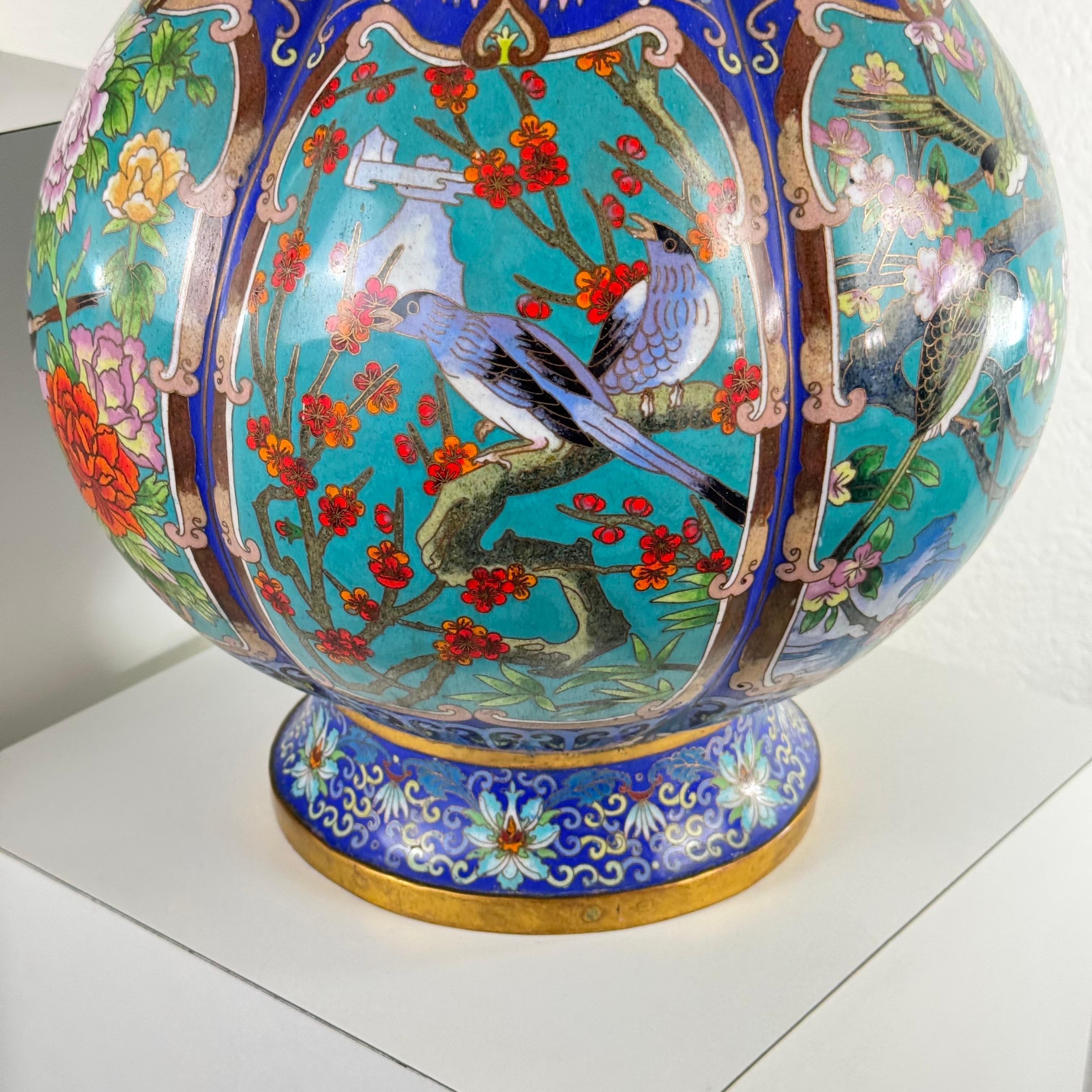 Métal Grande paire de vases cloisonnés chinois du début du 20e siècle, années 1910 en vente