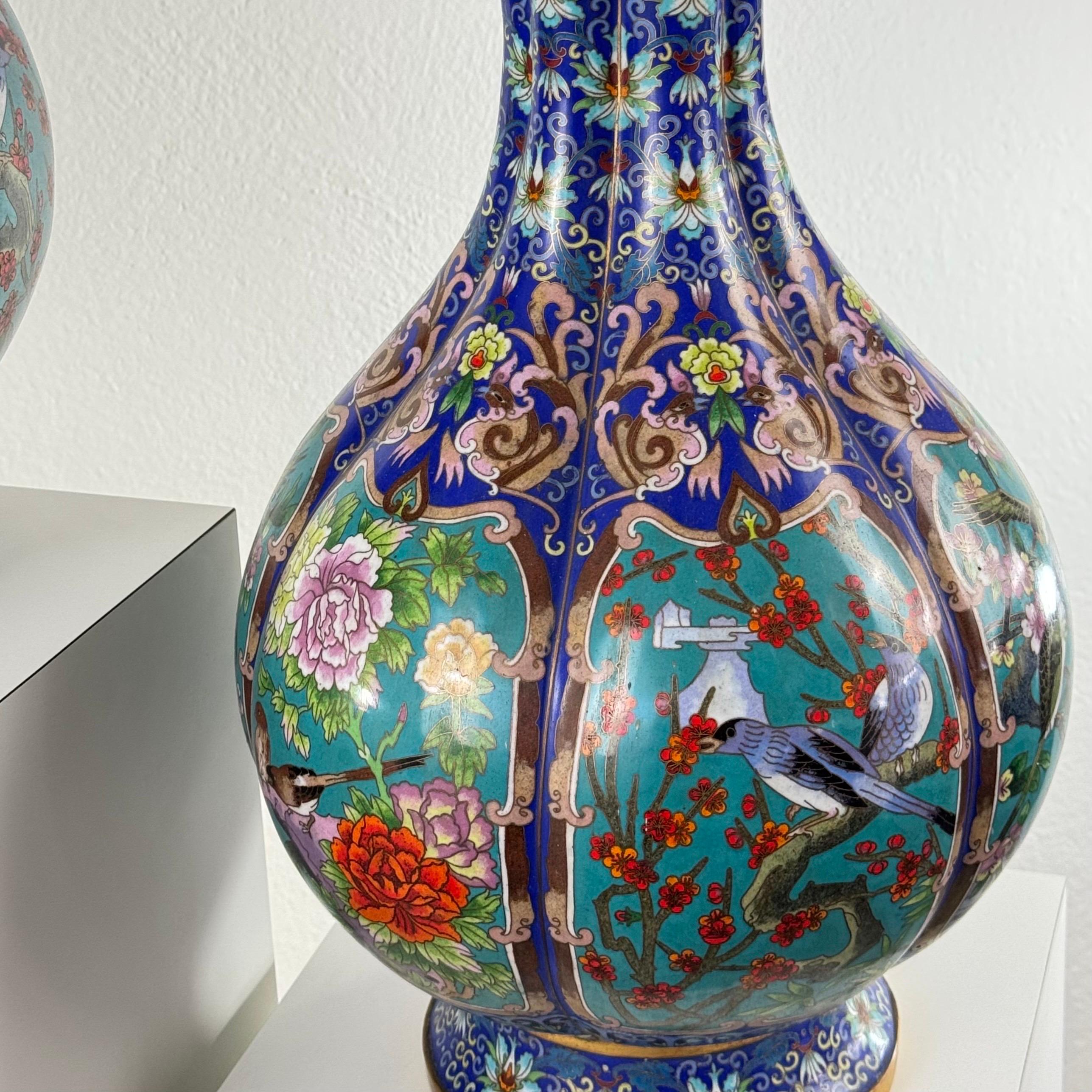 Grande paire de vases cloisonnés chinois du début du 20e siècle, années 1910 en vente 1