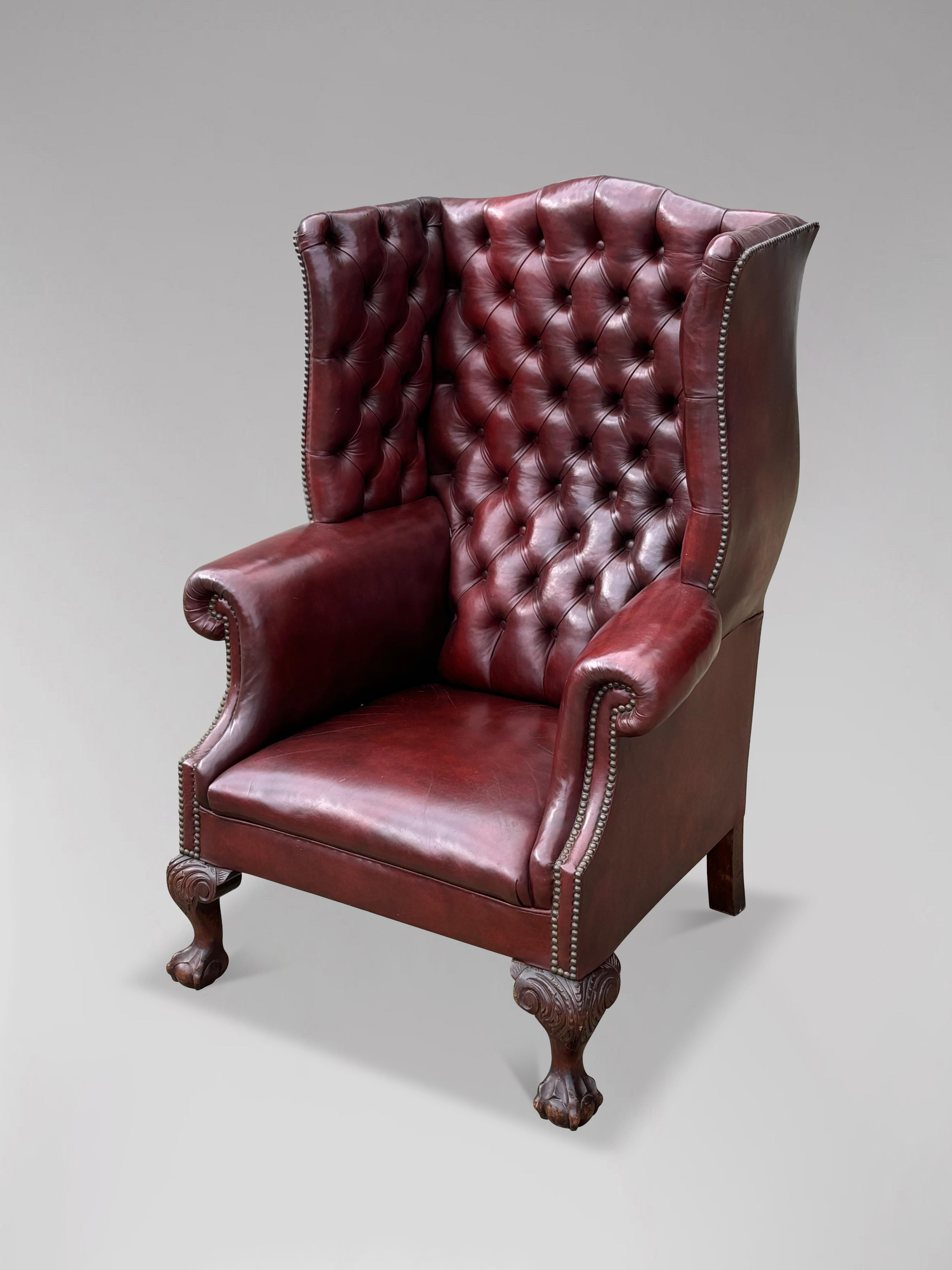 Gran pareja de sillones de orejas de cuero burdeos con botones de principios del siglo XX en venta 4