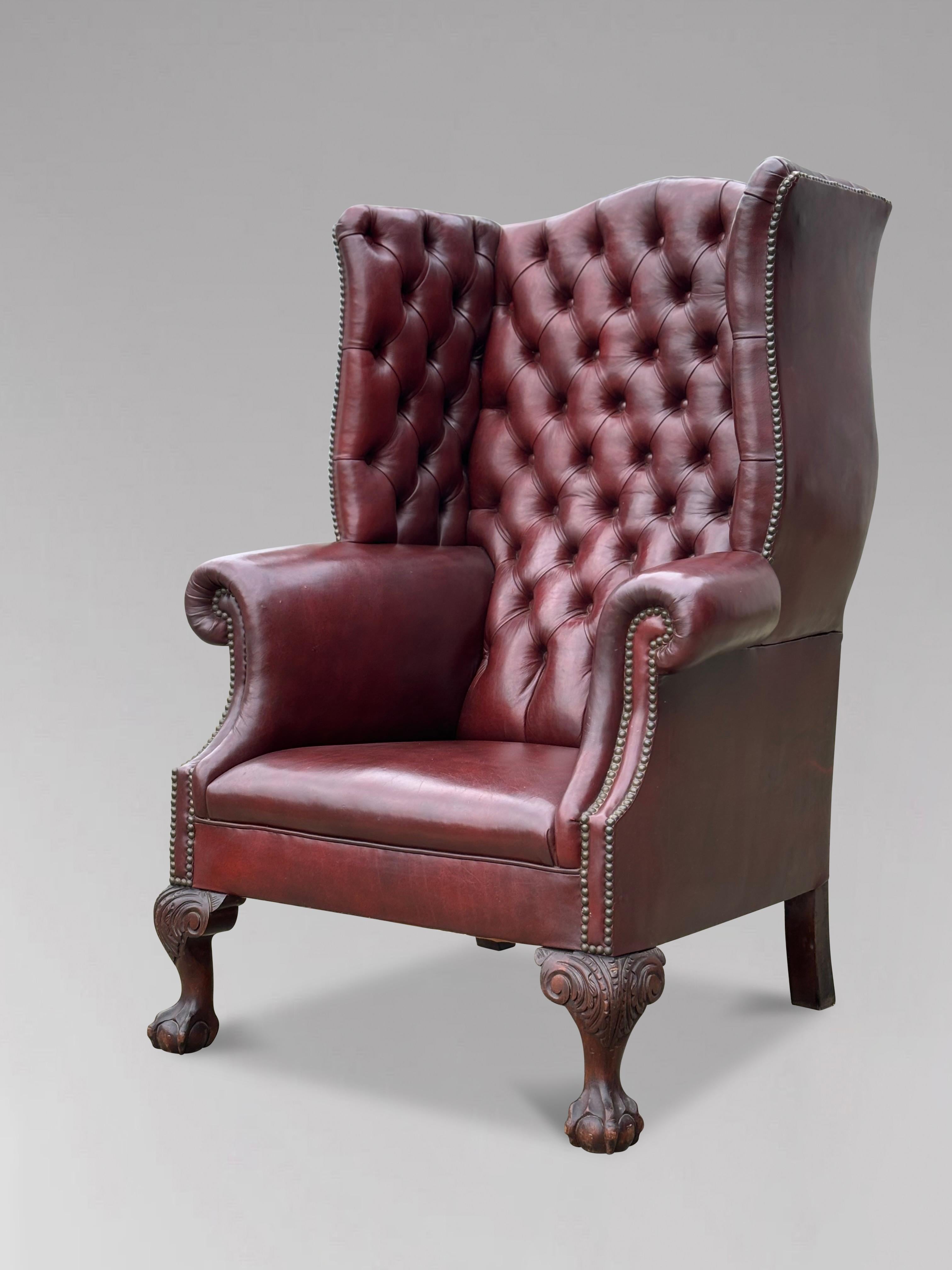Gran pareja de sillones de orejas de cuero burdeos con botones de principios del siglo XX en venta 5