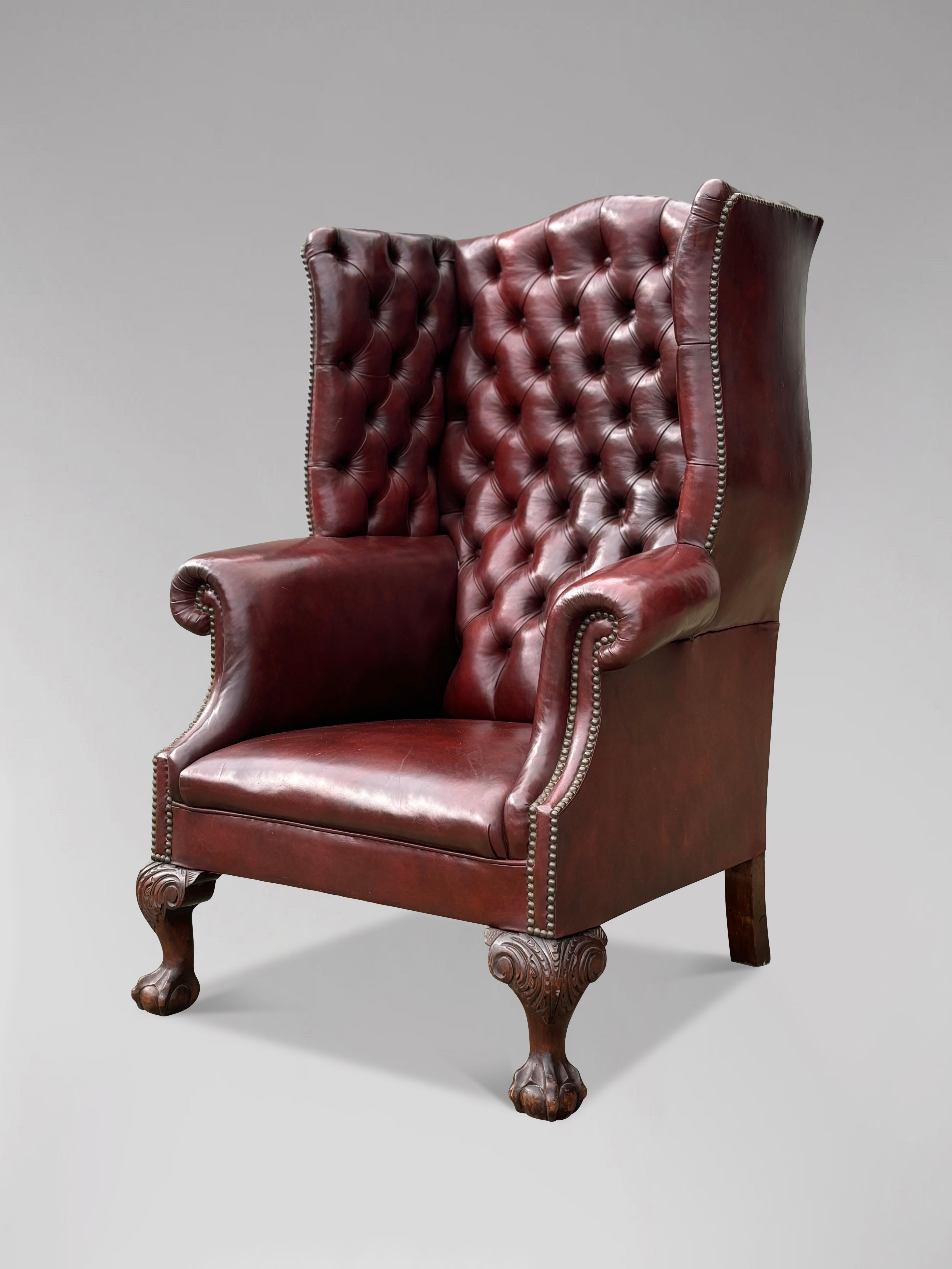 Gran pareja de sillones de orejas de cuero burdeos con botones de principios del siglo XX en venta 6