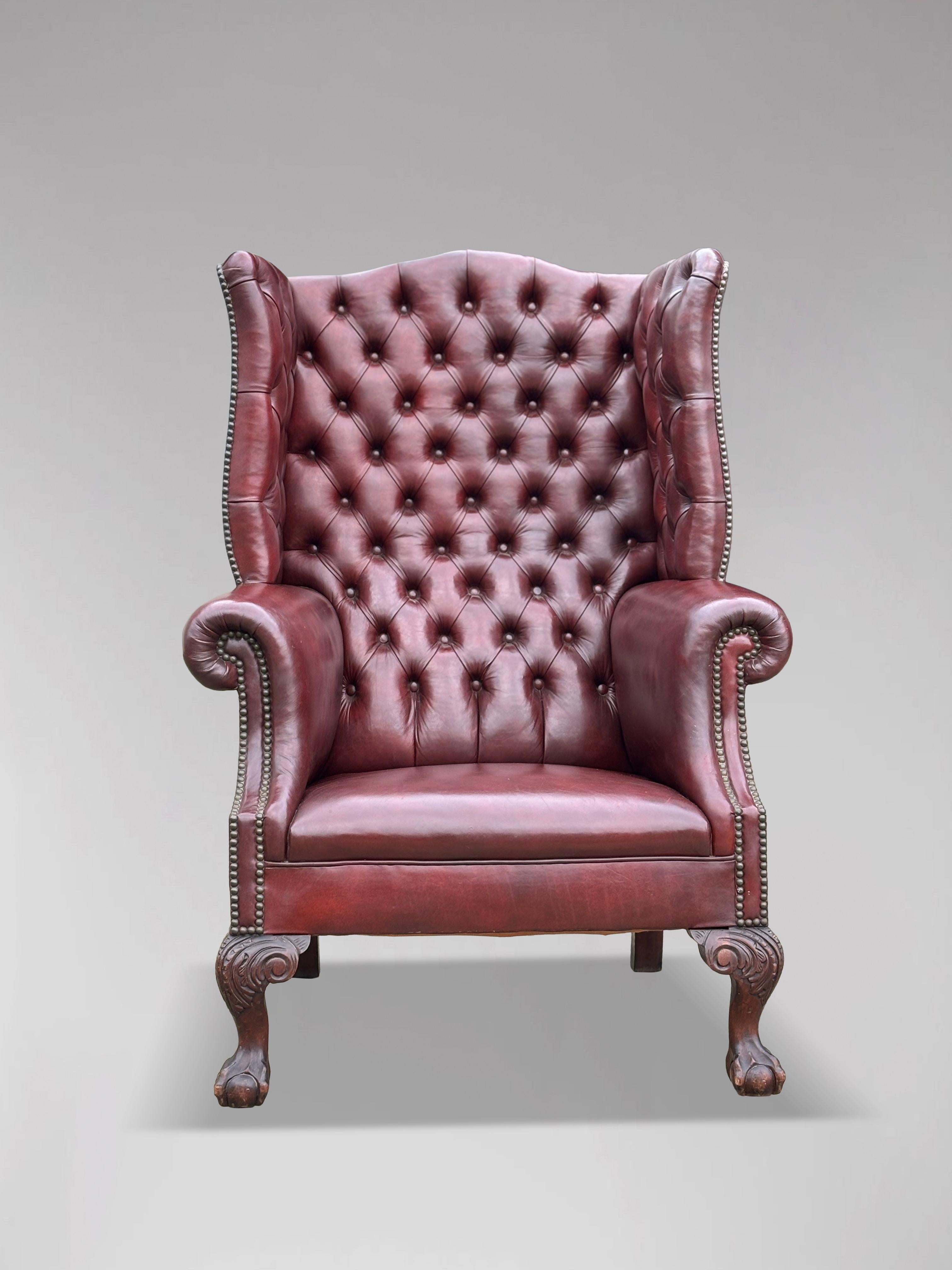 Gran pareja de sillones de orejas de cuero burdeos con botones de principios del siglo XX en venta 7