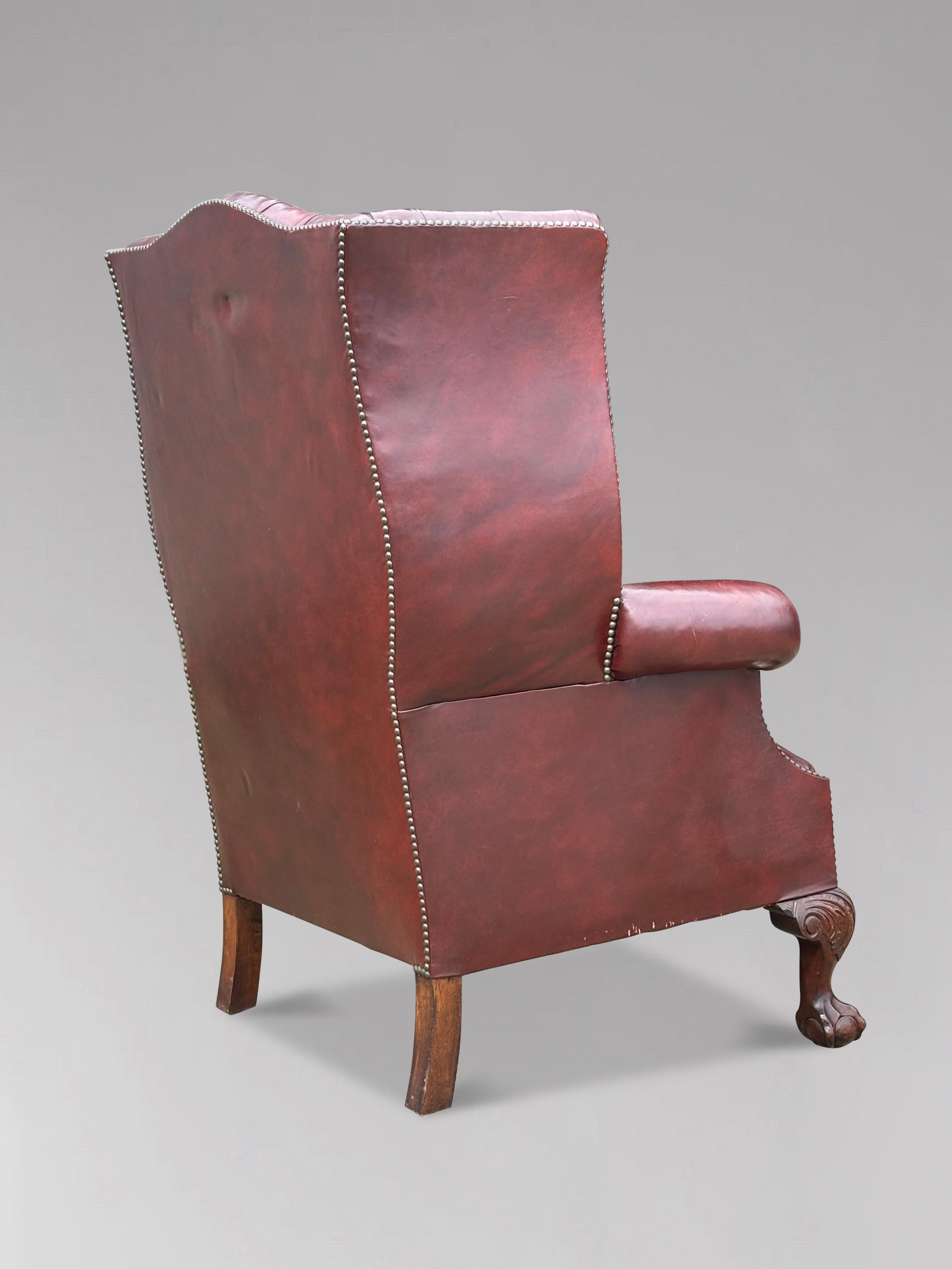 Gran pareja de sillones de orejas de cuero burdeos con botones de principios del siglo XX en venta 8