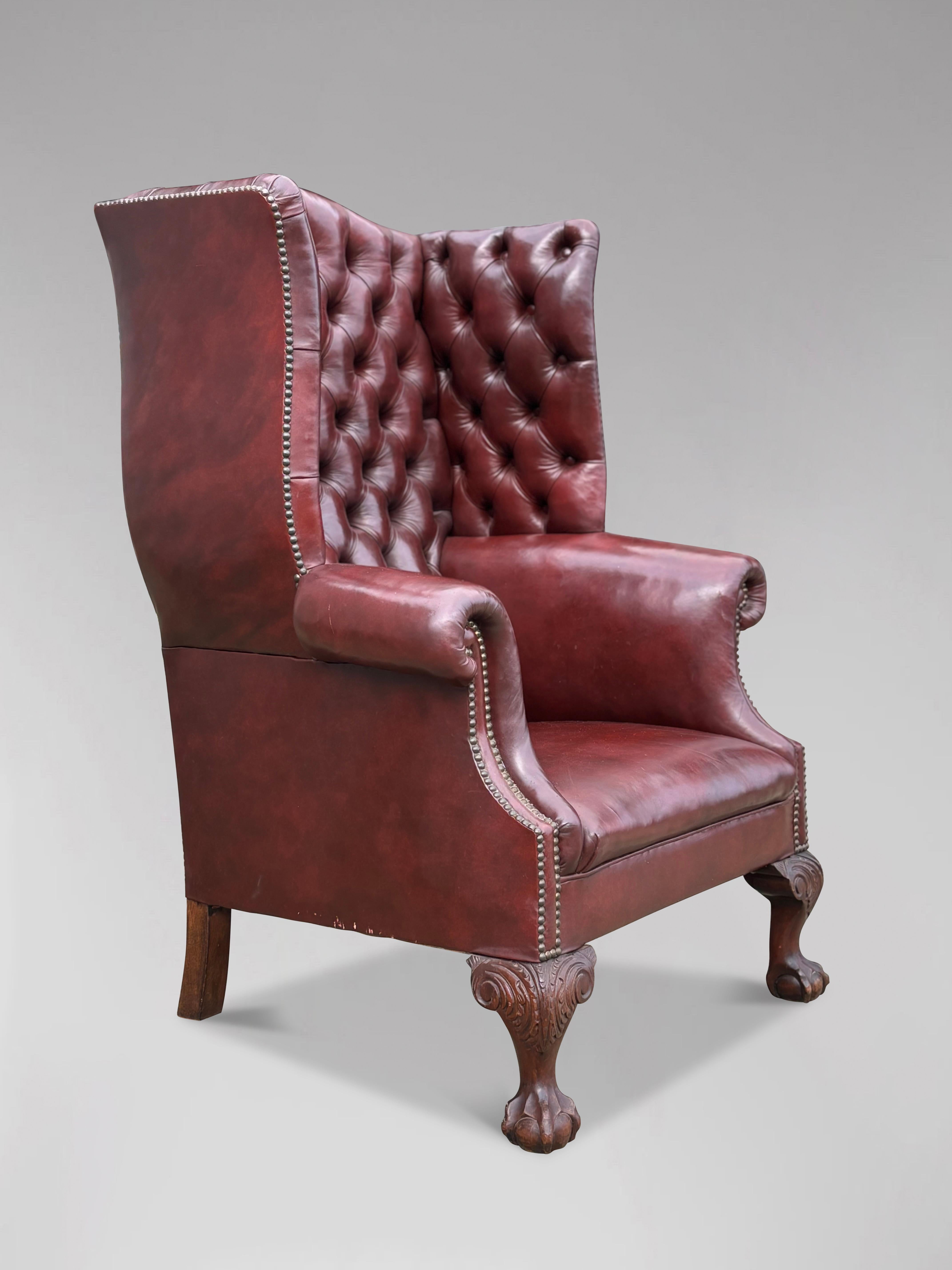 Gran pareja de sillones de orejas de cuero burdeos con botones de principios del siglo XX en venta 9