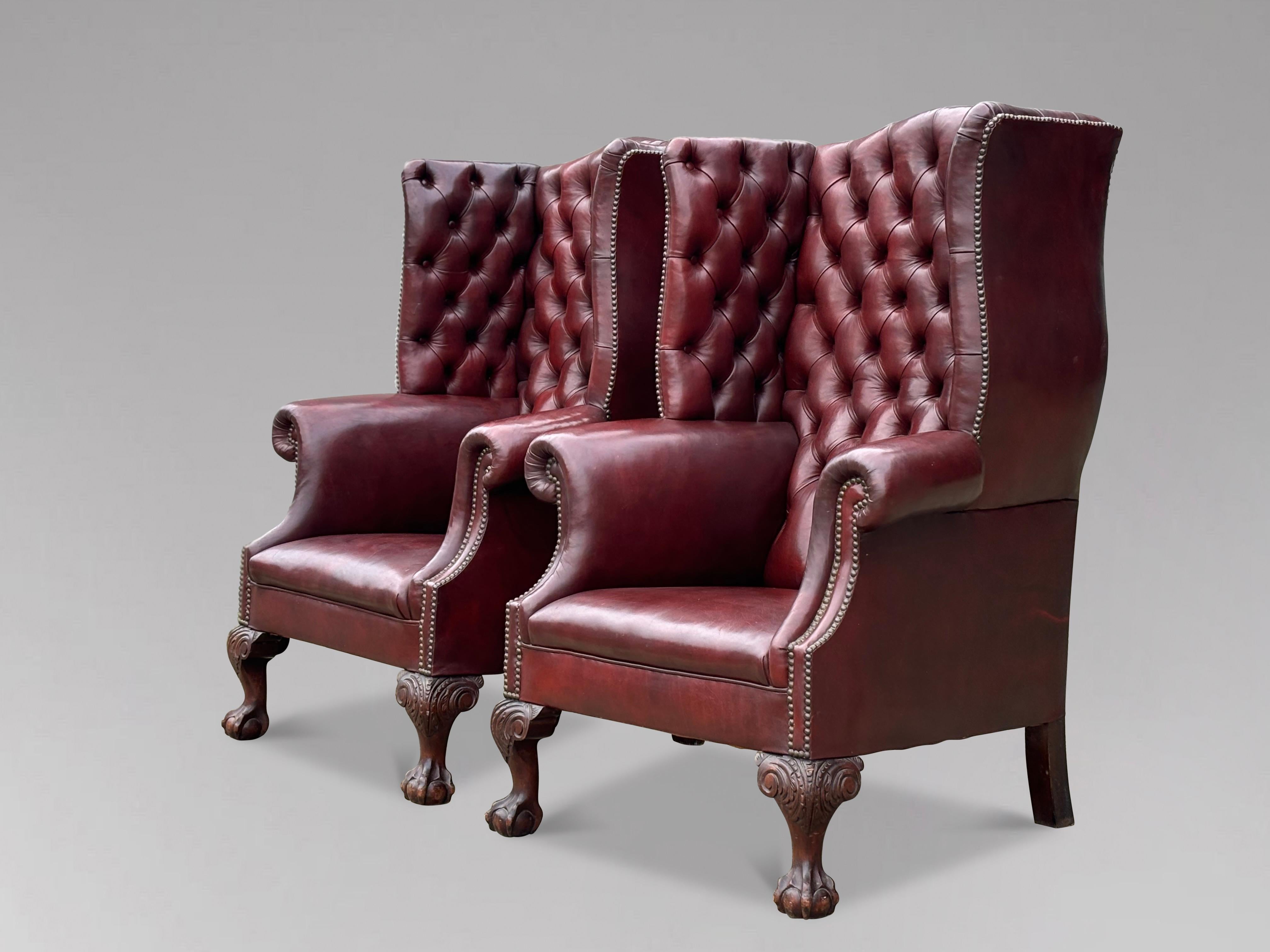 Gran pareja de sillones de orejas de cuero burdeos con botones de principios del siglo XX en venta 10