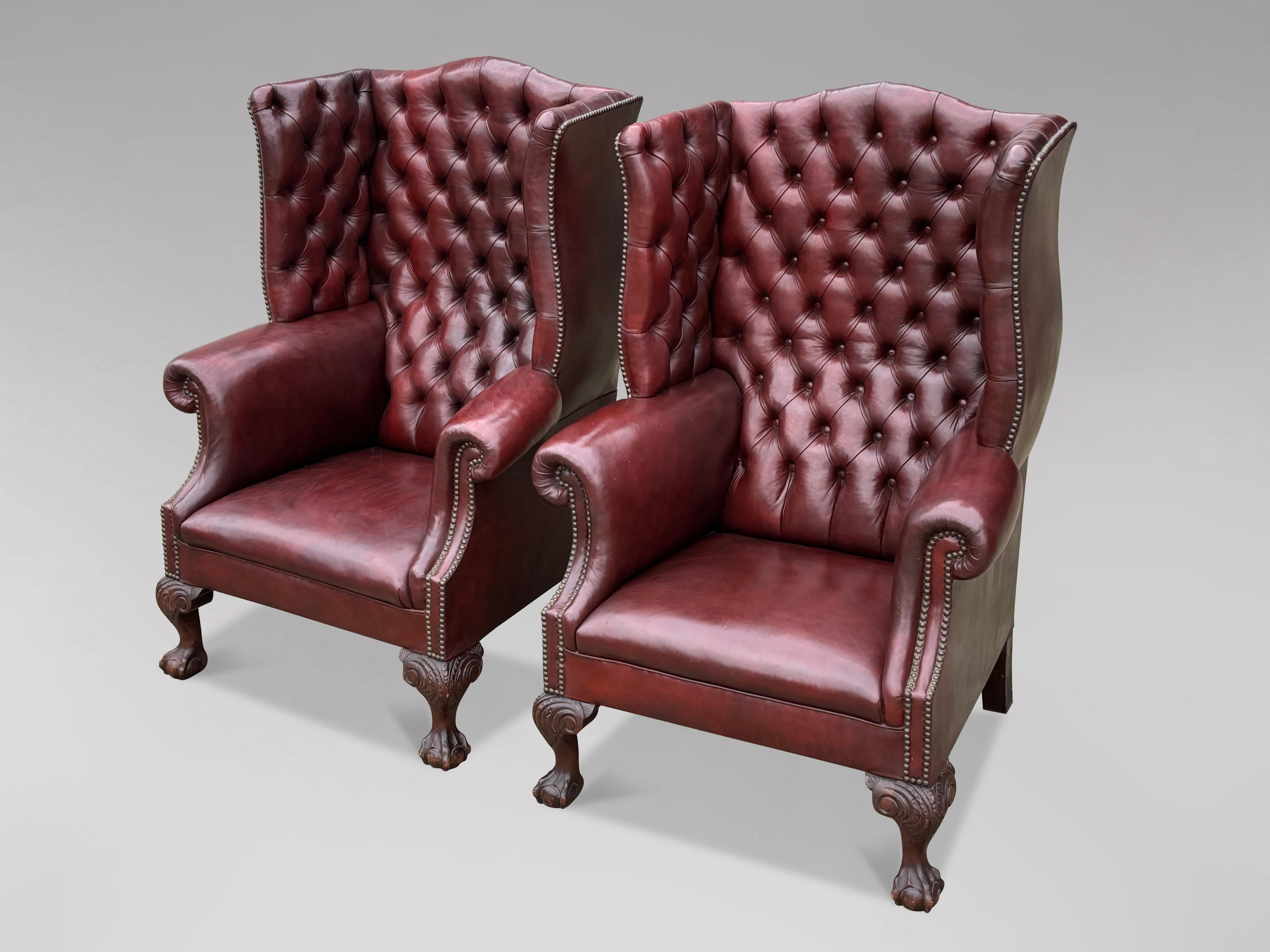 Gran pareja de sillones de orejas de cuero burdeos con botones de principios del siglo XX Británico en venta