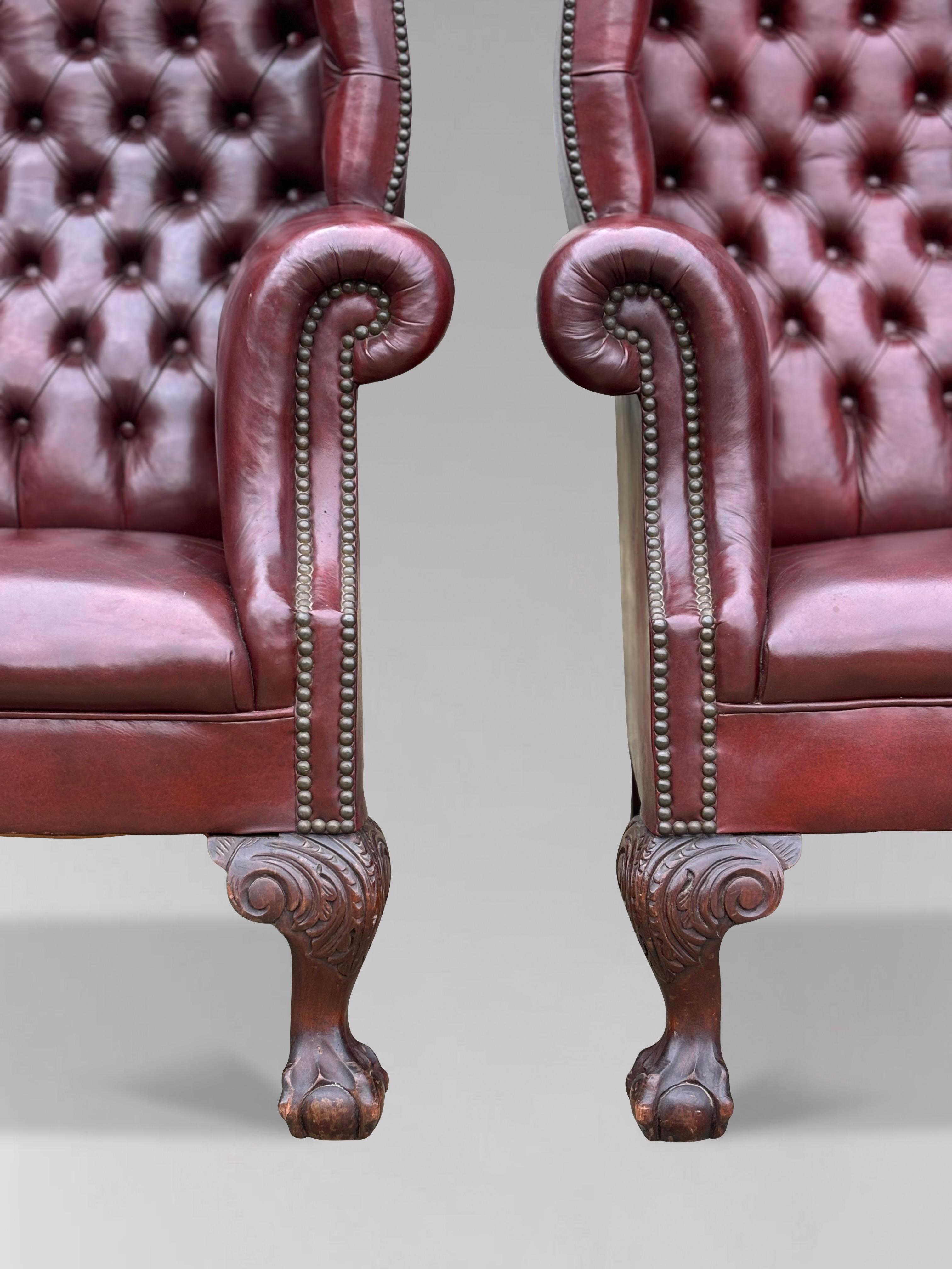 Gran pareja de sillones de orejas de cuero burdeos con botones de principios del siglo XX Hecho a mano en venta