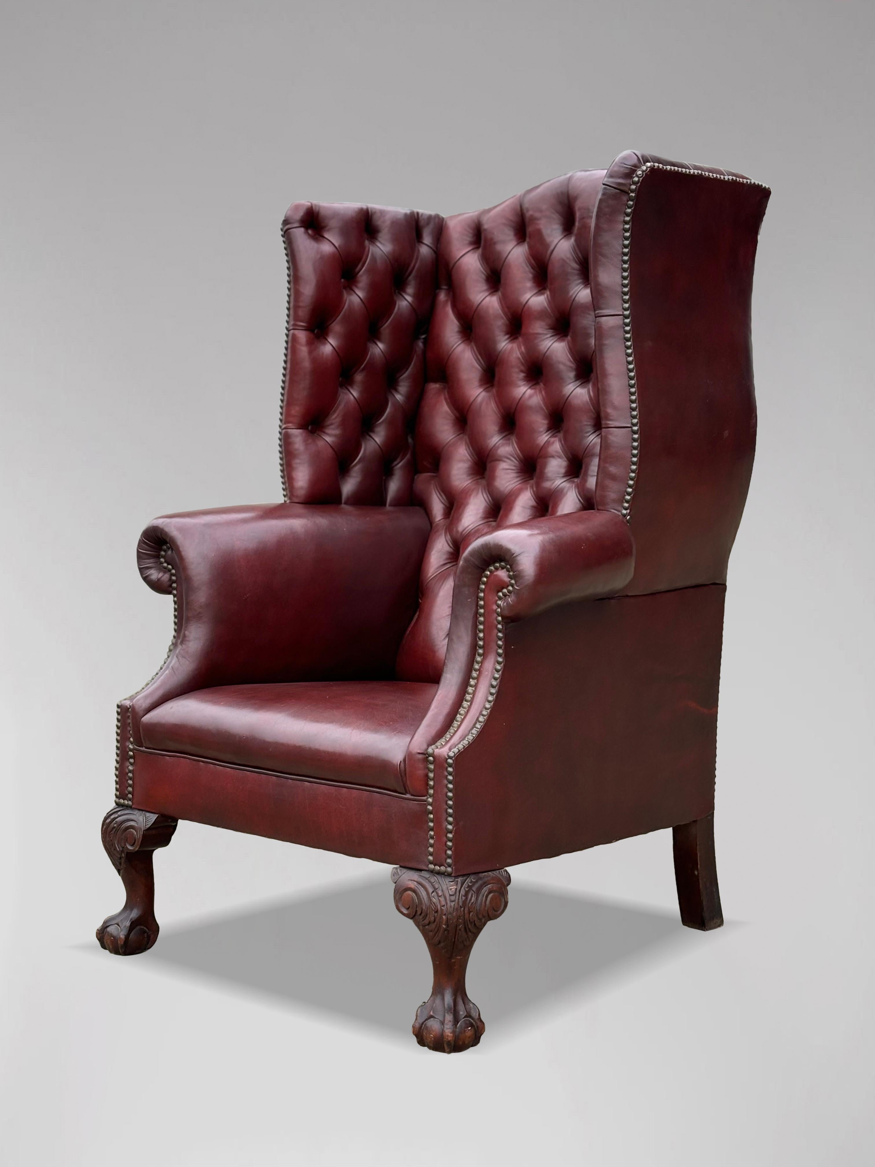 Gran pareja de sillones de orejas de cuero burdeos con botones de principios del siglo XX en Bueno estado para la venta en Petworth,West Sussex, GB