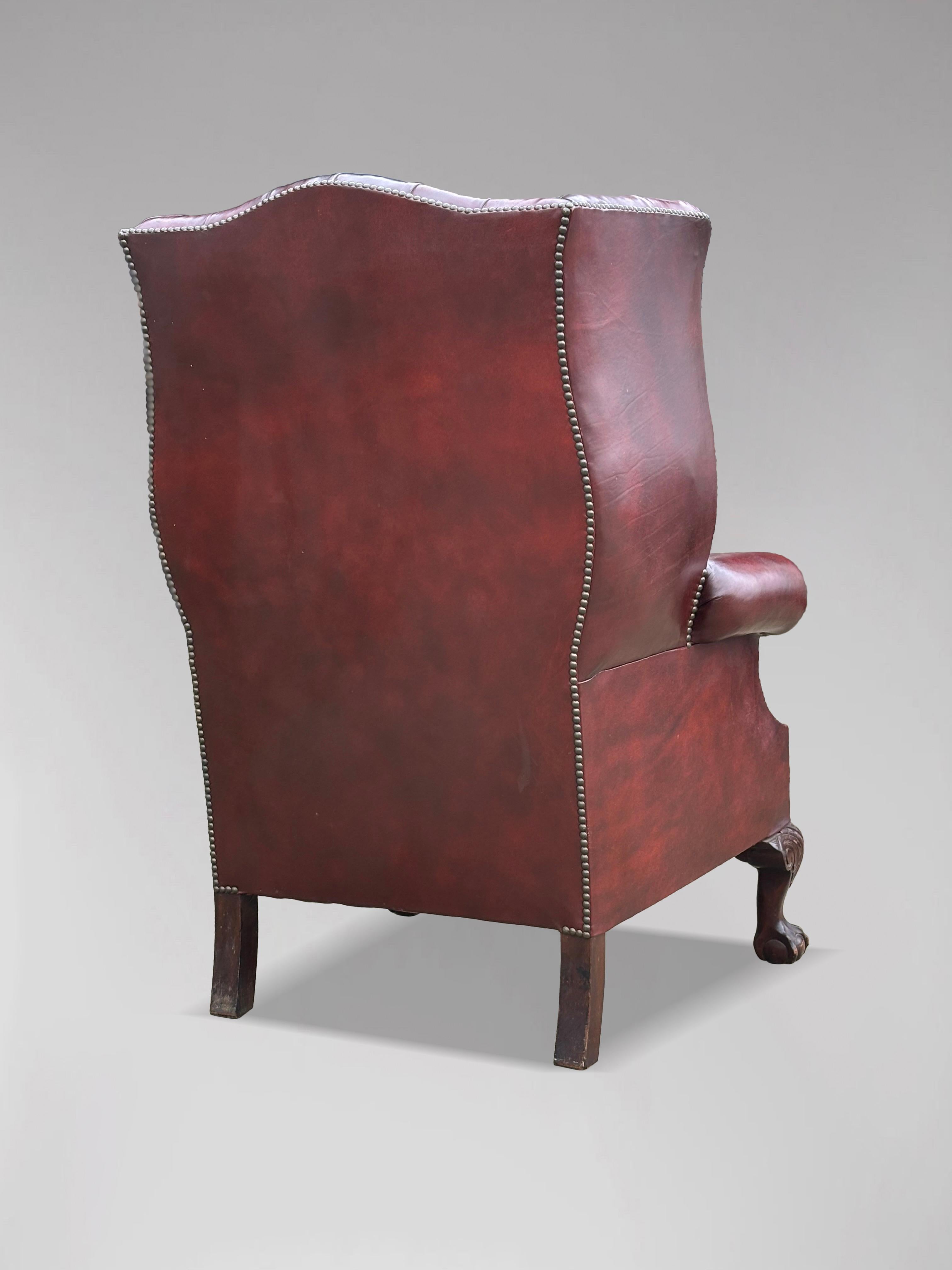 Gran pareja de sillones de orejas de cuero burdeos con botones de principios del siglo XX Cuero en venta