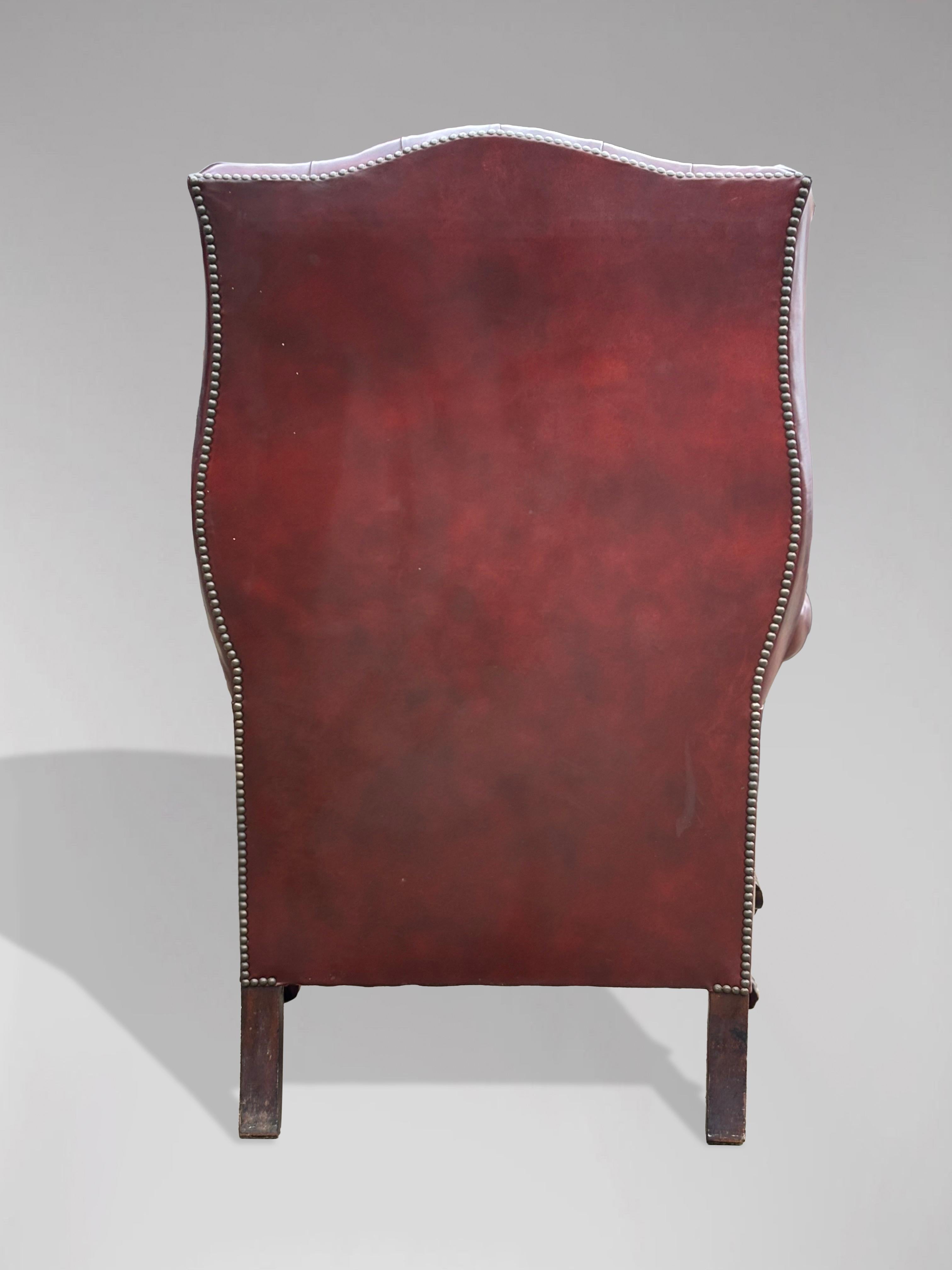 Gran pareja de sillones de orejas de cuero burdeos con botones de principios del siglo XX en venta 1